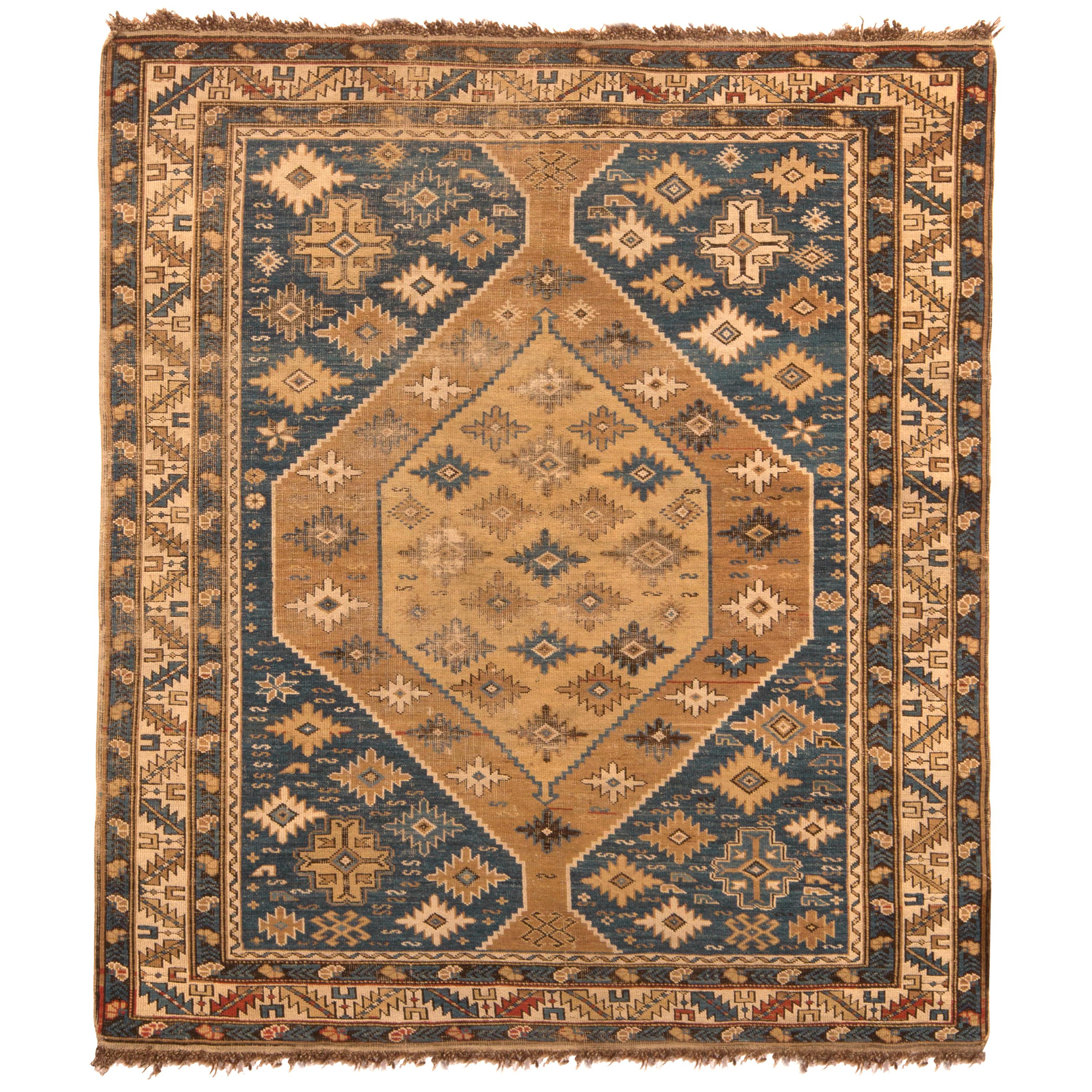 Antiker antiker Kuba-Teppich in Beige, Braun und Blau mit Medaillon-Muster von Teppich & Kelim im Angebot