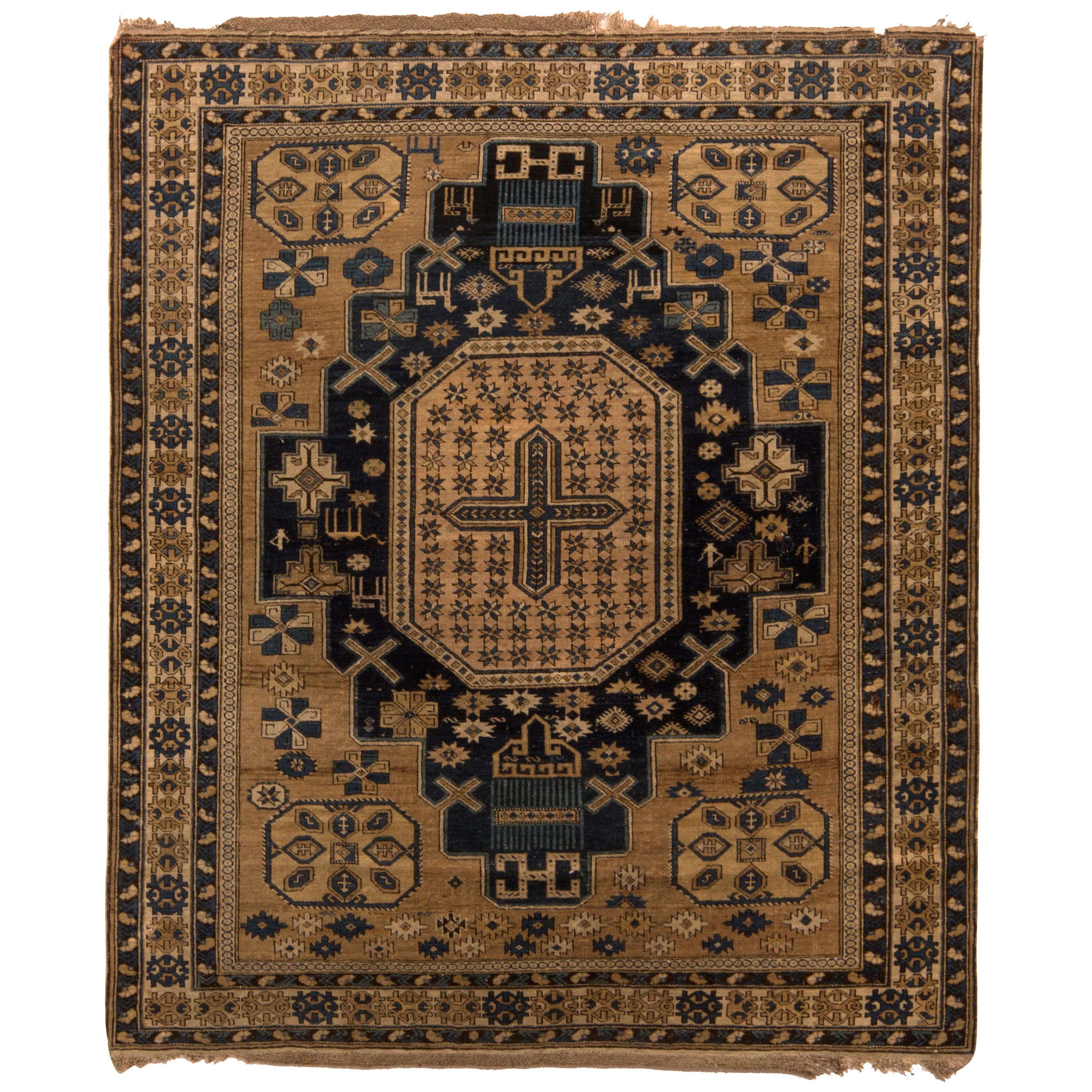 Tapis Kuba ancien beige-marron or et bleu à motif médaillon de style tapis & Kilim