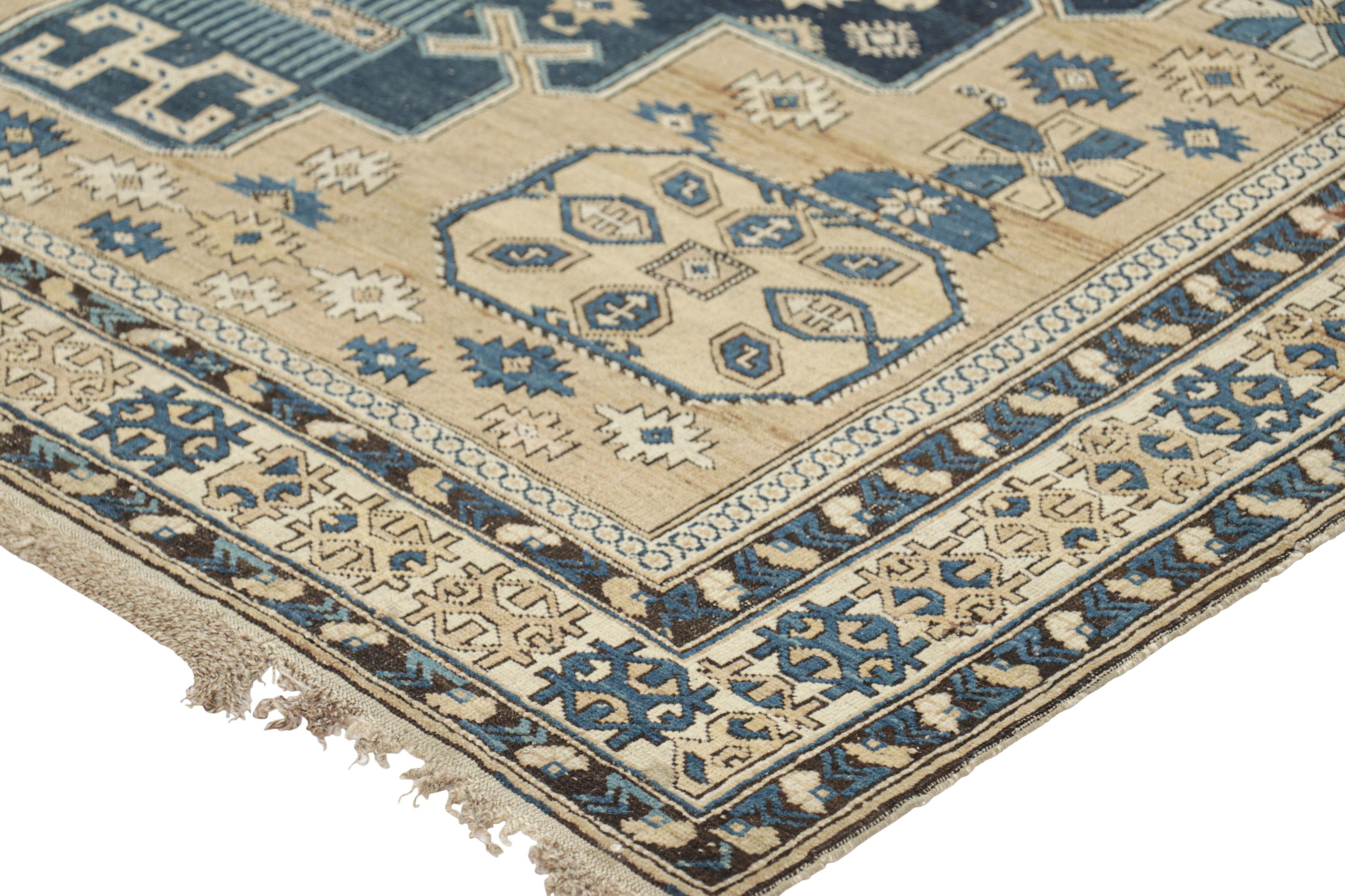 Inizio XX secolo Tappeto antico Kuba beige-marrone oro e blu con motivo a medaglione di Rug & Kilim in vendita