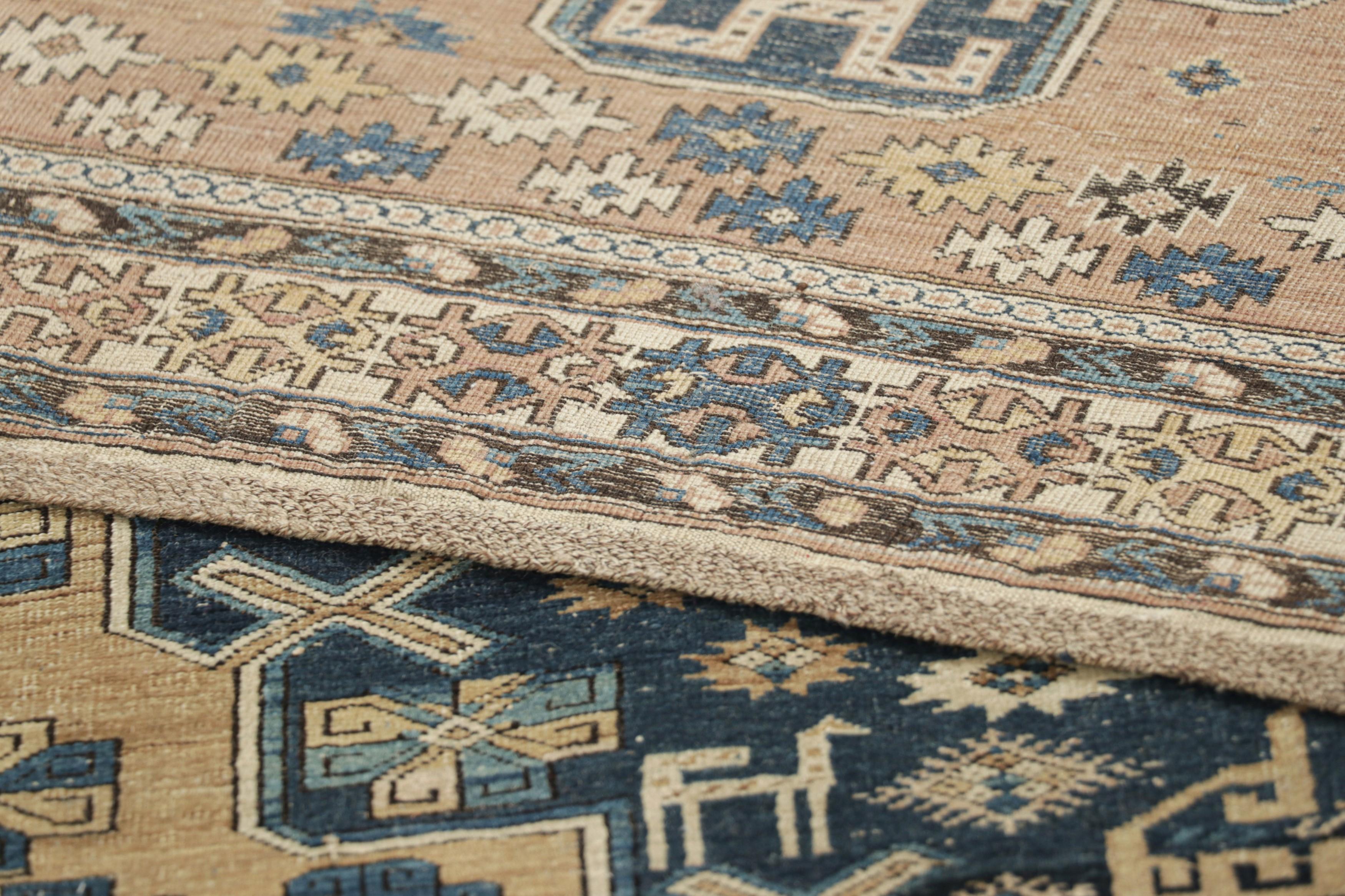 Lana Tappeto antico Kuba beige-marrone oro e blu con motivo a medaglione di Rug & Kilim in vendita