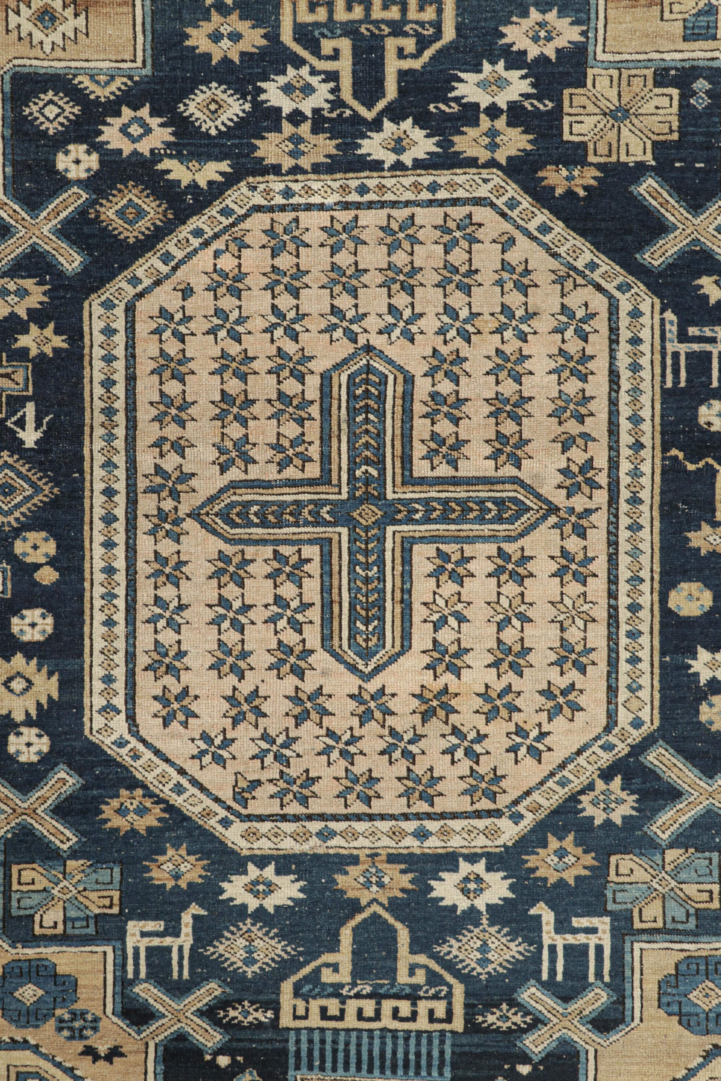 Russo Tappeto antico Kuba beige-marrone oro e blu con motivo a medaglione di Rug & Kilim in vendita