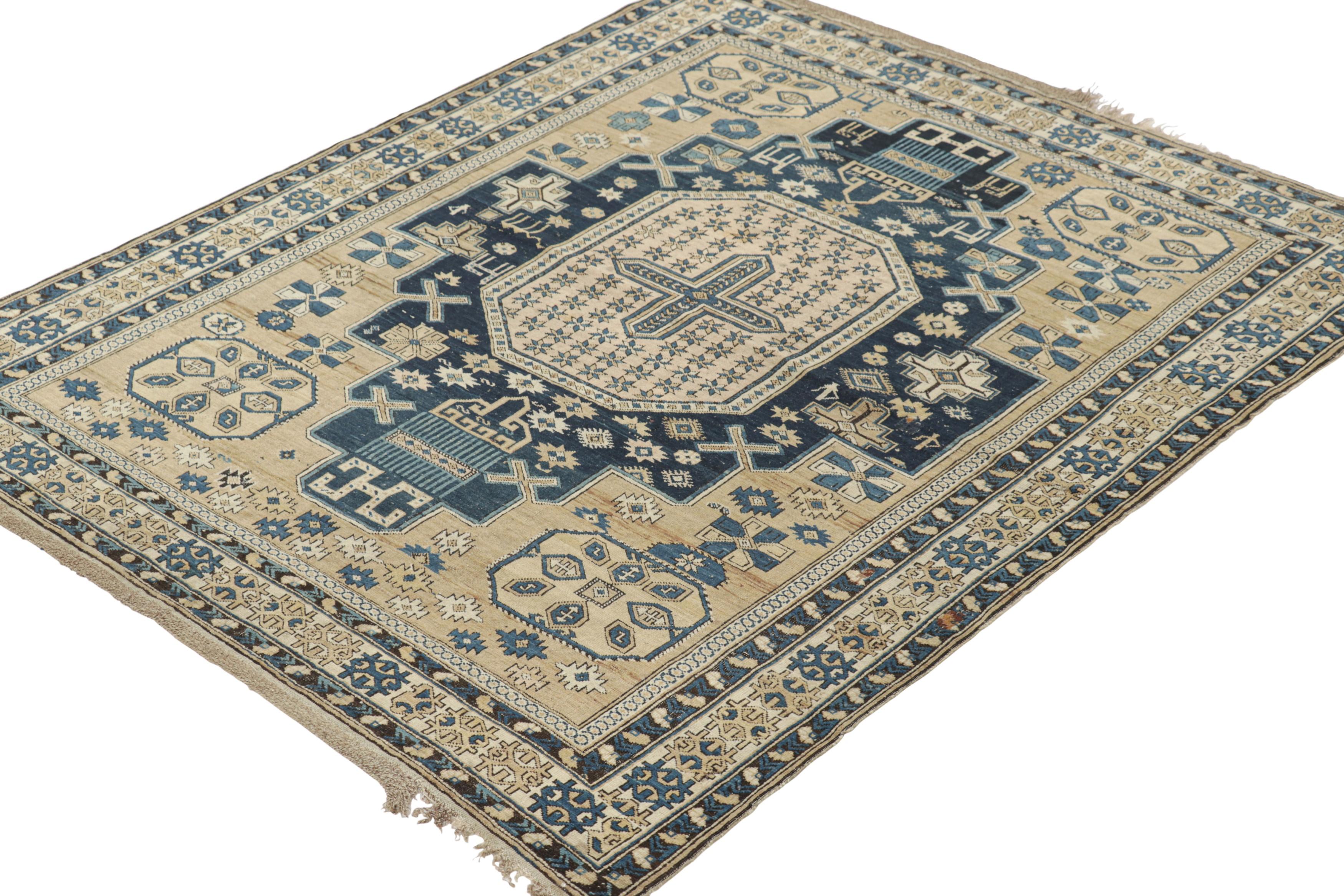 Annodato a mano Tappeto antico Kuba beige-marrone oro e blu con motivo a medaglione di Rug & Kilim in vendita