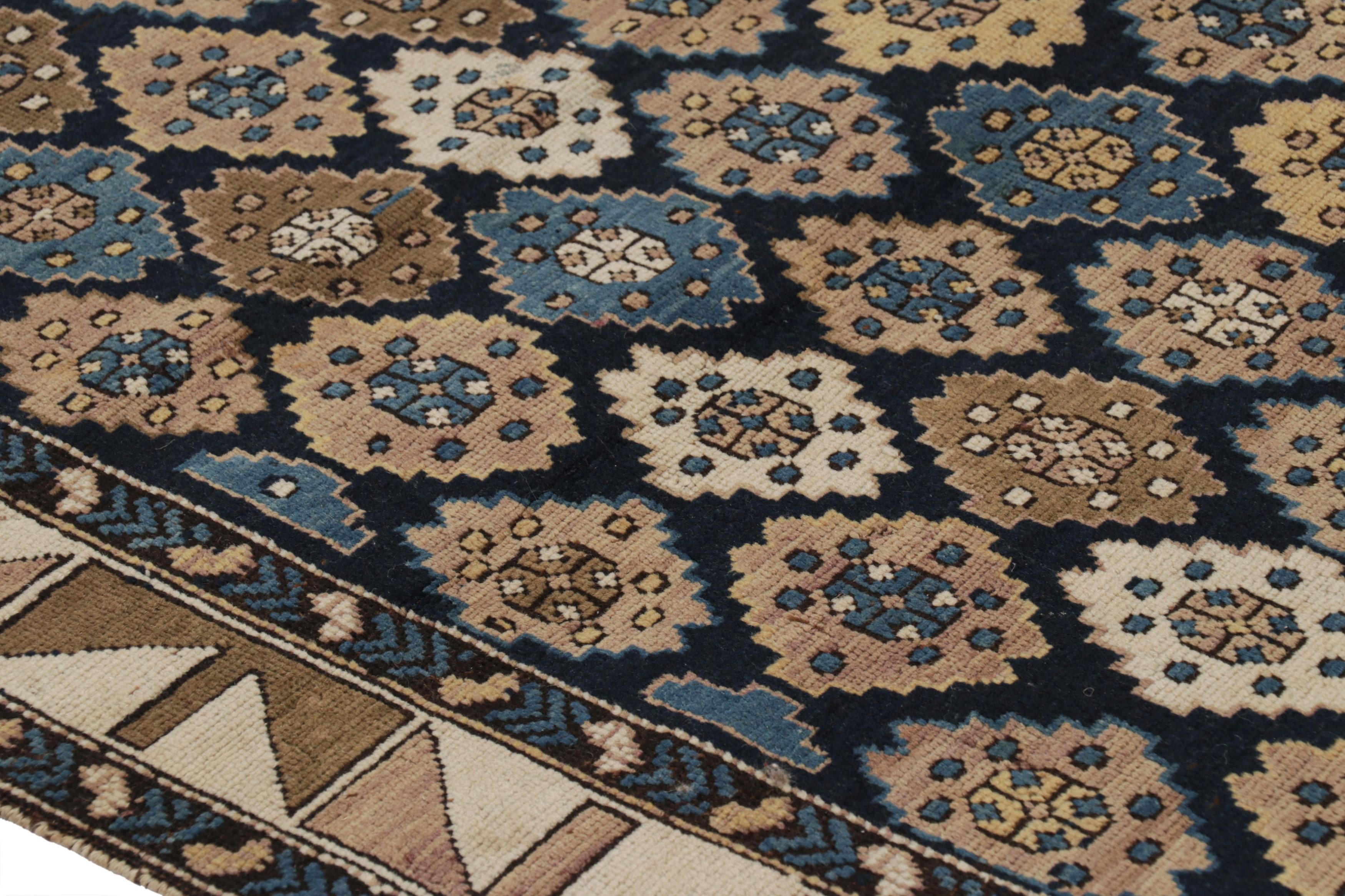 Antiker Kuba-Teppich in Blau und Beige-Braun mit geometrischen Medaillons - Rug & Kilim (Russisch) im Angebot