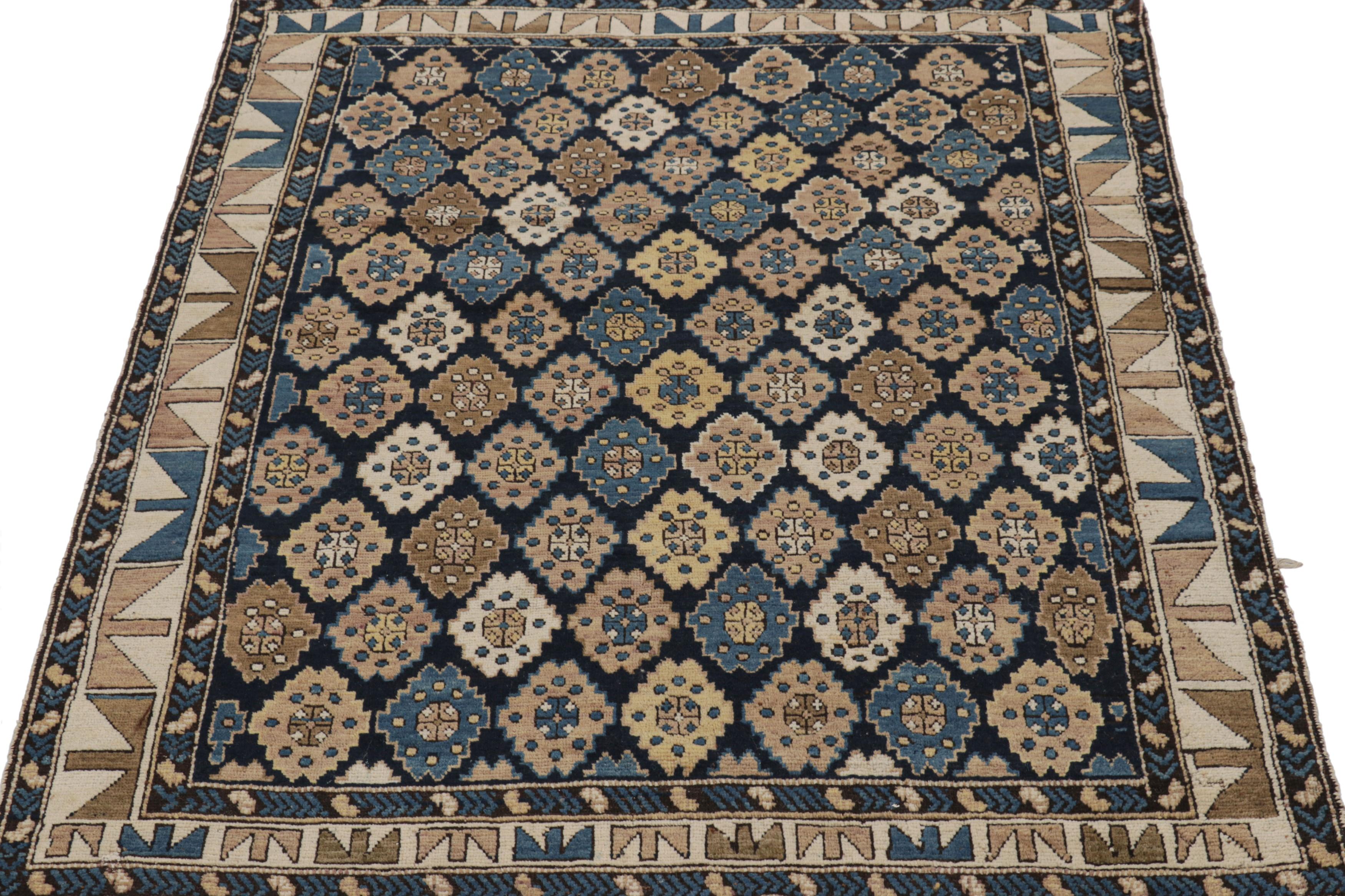 Antiker Kuba-Teppich in Blau und Beige-Braun mit geometrischen Medaillons - Rug & Kilim (Handgeknüpft) im Angebot