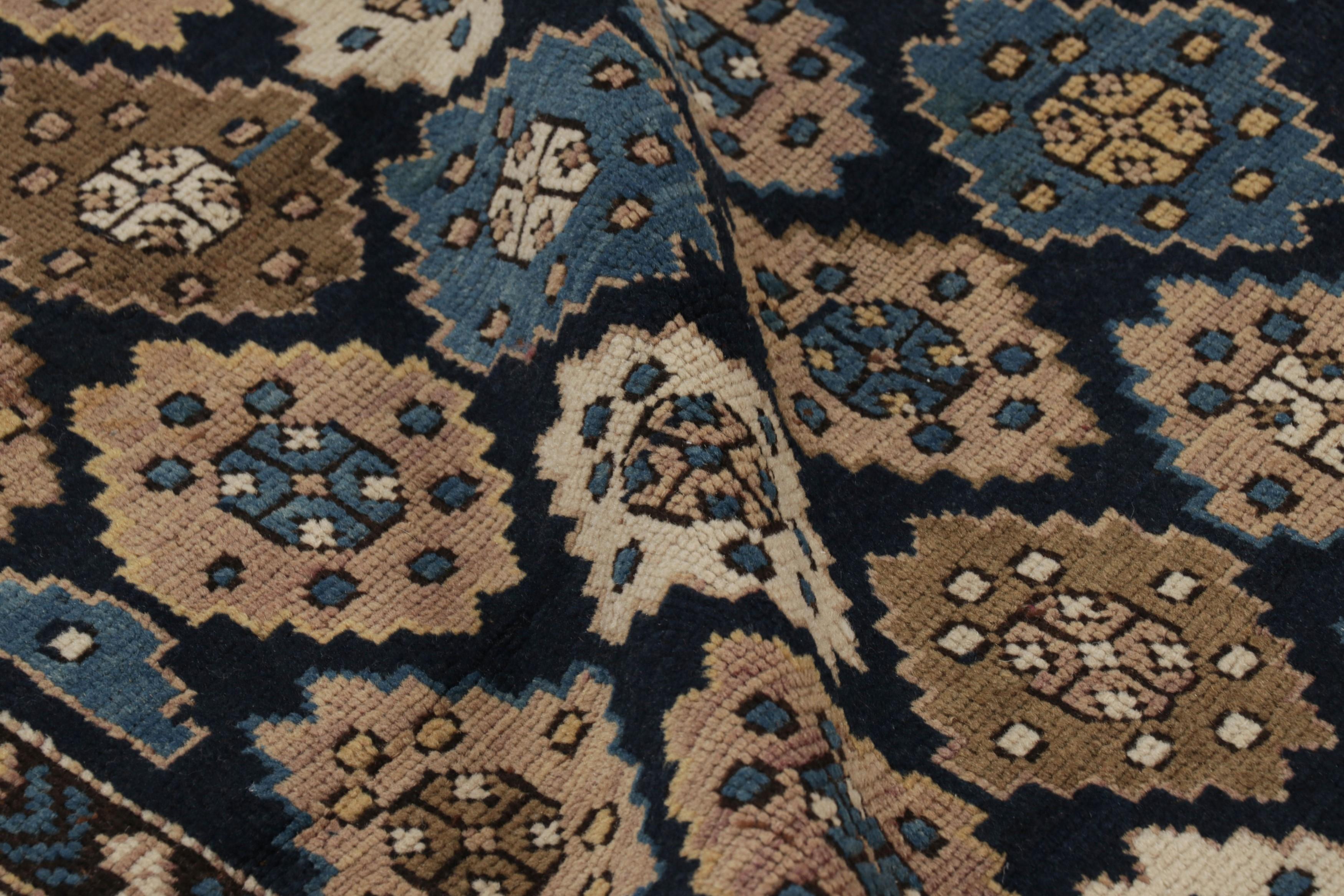 Antiker Kuba-Teppich in Blau und Beige-Braun mit geometrischen Medaillons - Rug & Kilim (Wolle) im Angebot