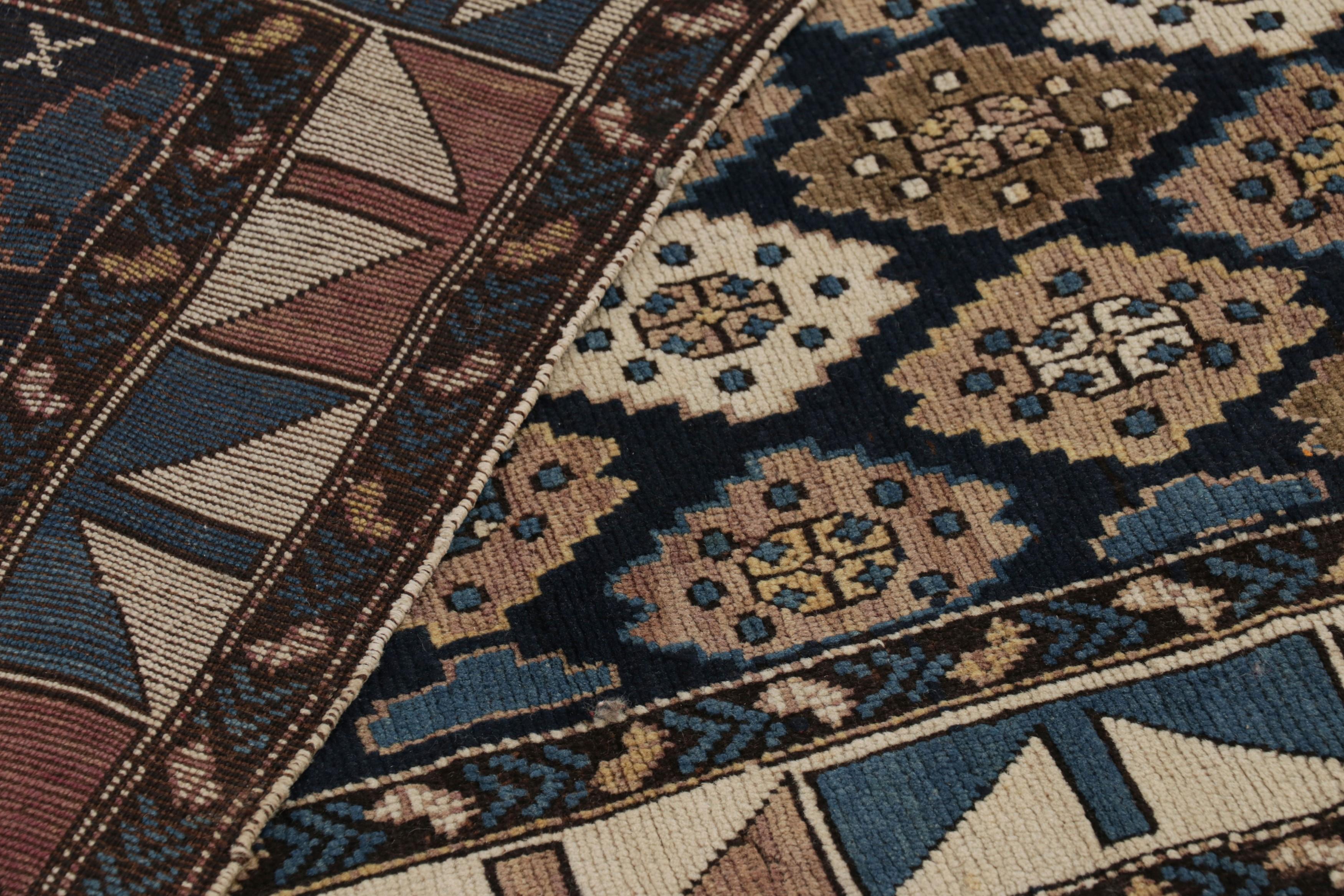 Antiker Kuba-Teppich in Blau und Beige-Braun mit geometrischen Medaillons - Rug & Kilim im Angebot 1