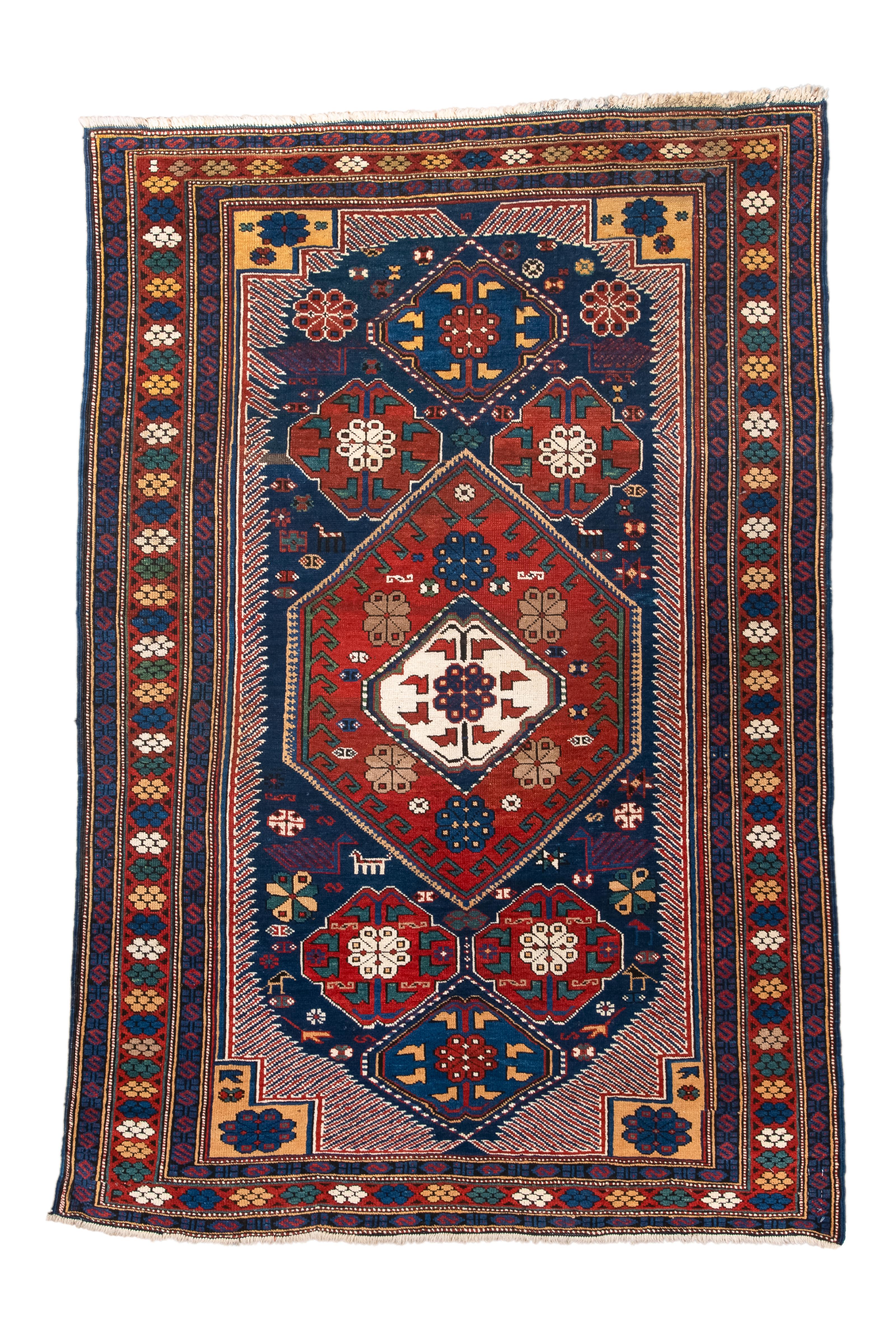 Cet exquis tapis de Bakou, originaire de la région du Caucase et fabriqué vers 1910, présente un mélange captivant de tons bleu médiéval et sangria. Avec des dimensions de 4' x 5' 6