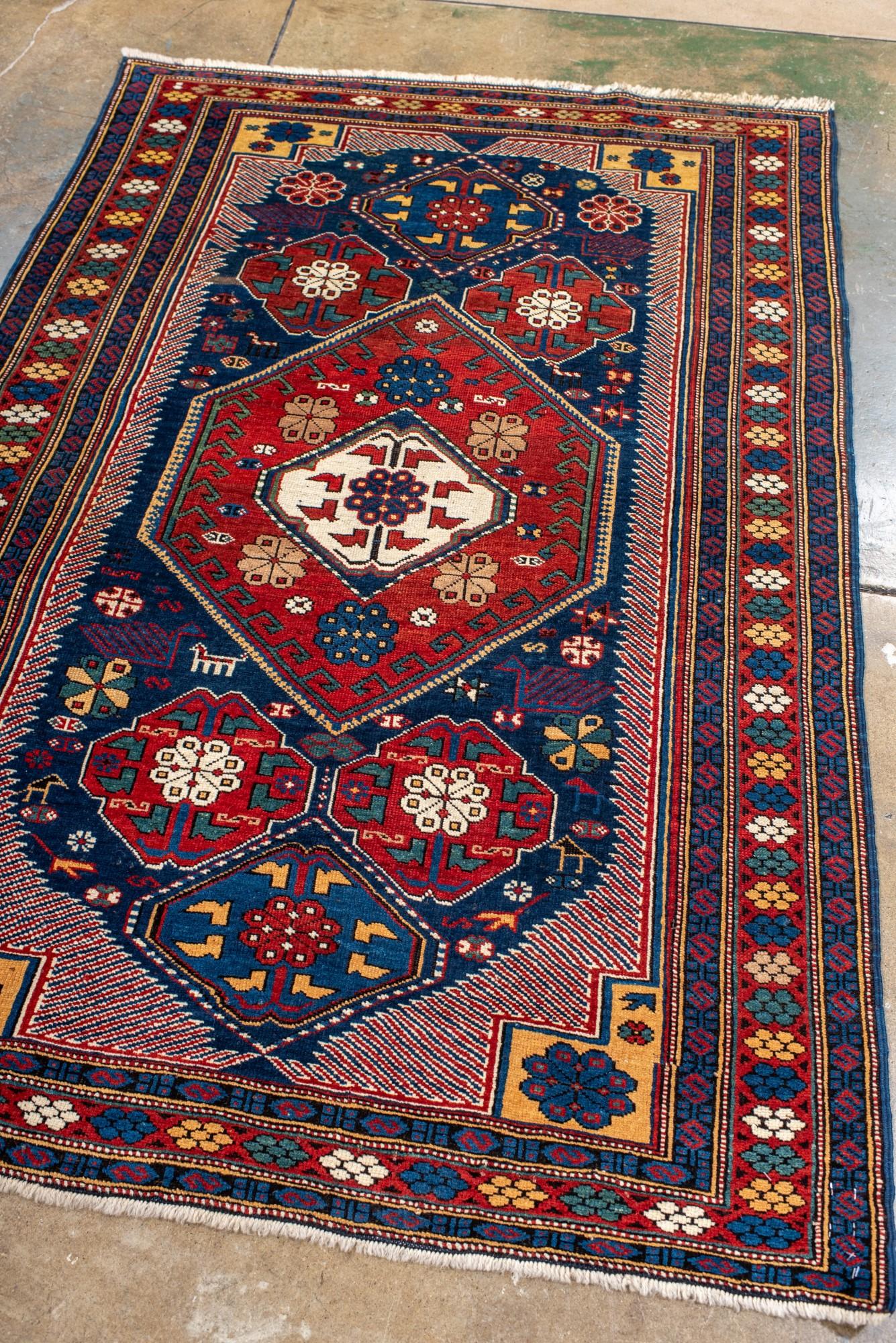 Noué à la main Tapis Kuba ancien dans les tons médiévaux bleu et sangria en vente
