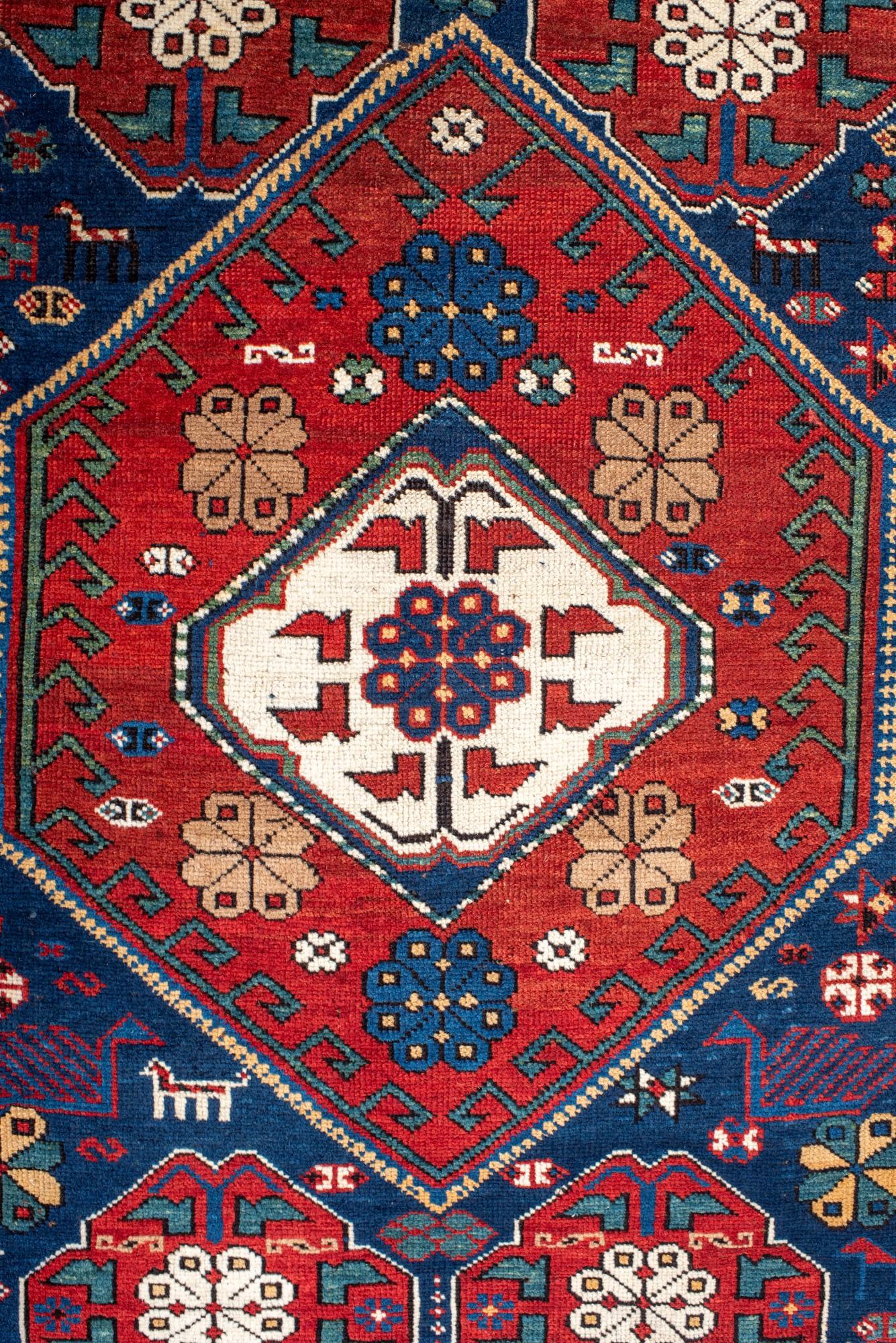 Tapis Kuba ancien dans les tons médiévaux bleu et sangria Bon état - En vente à New York, NY