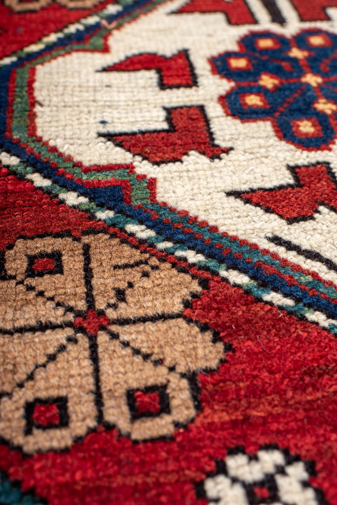 20ième siècle Tapis Kuba ancien dans les tons médiévaux bleu et sangria en vente