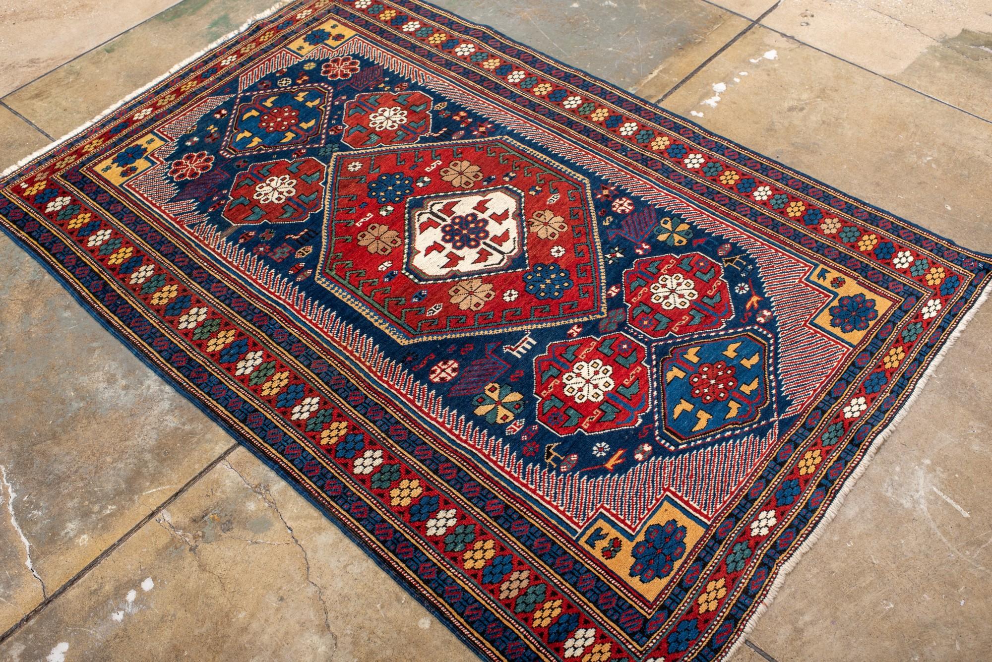 Tapis Kuba ancien dans les tons médiévaux bleu et sangria en vente 1