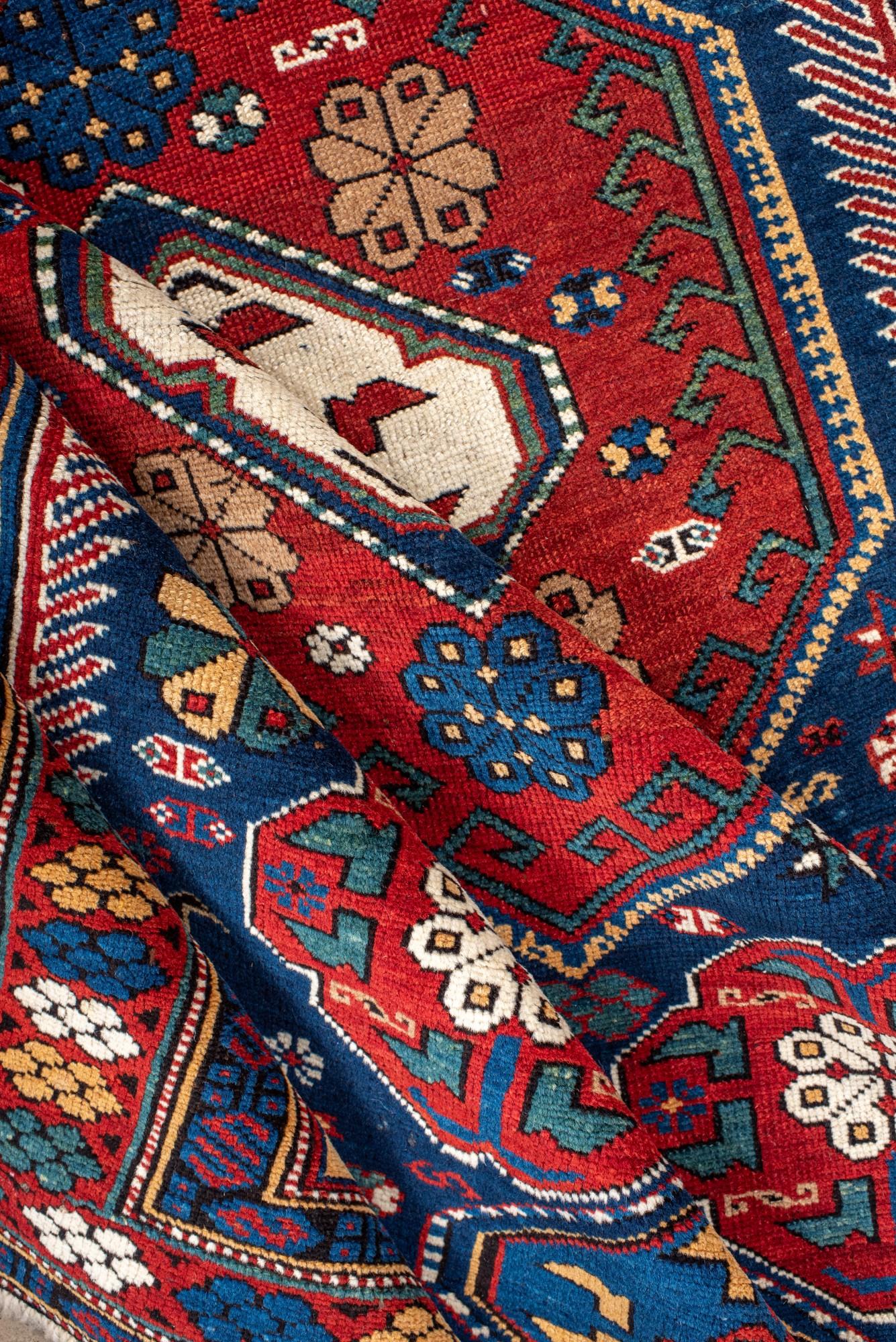 Tapis Kuba ancien dans les tons médiévaux bleu et sangria en vente 2