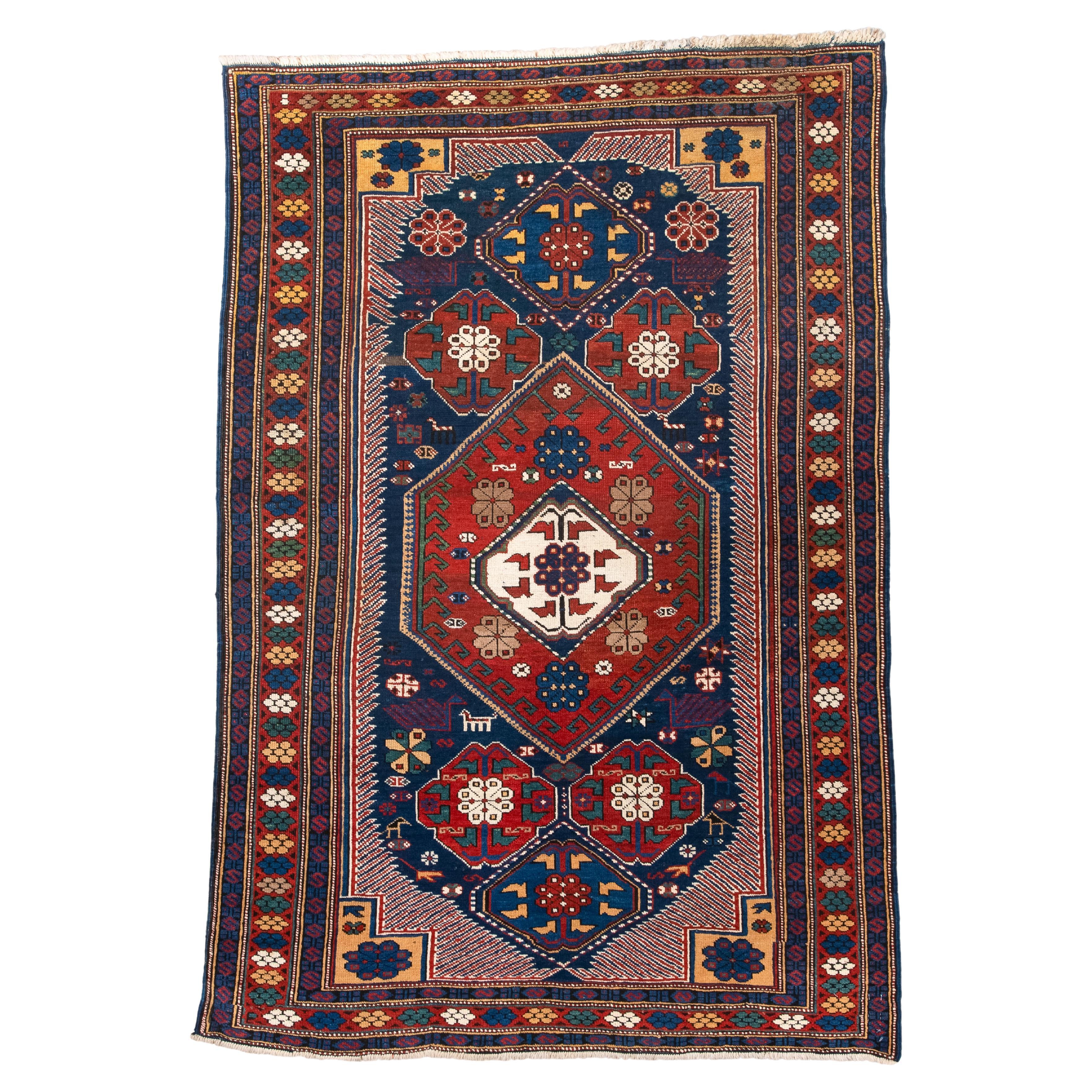 Tapis Kuba ancien dans les tons médiévaux bleu et sangria en vente