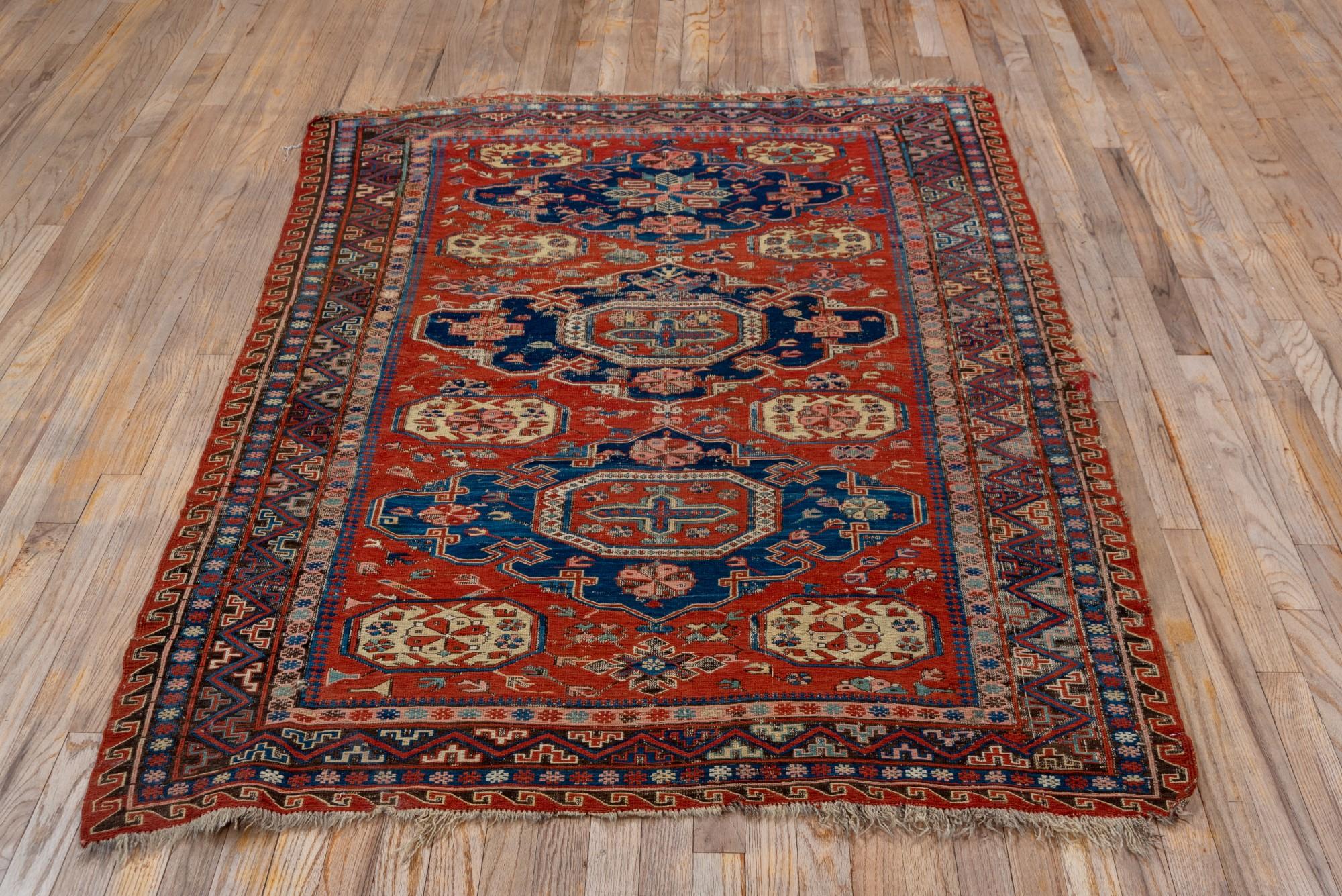 Caucasien Tapis Kuba ancien avec champ rouge et motifs de rosettes en vente