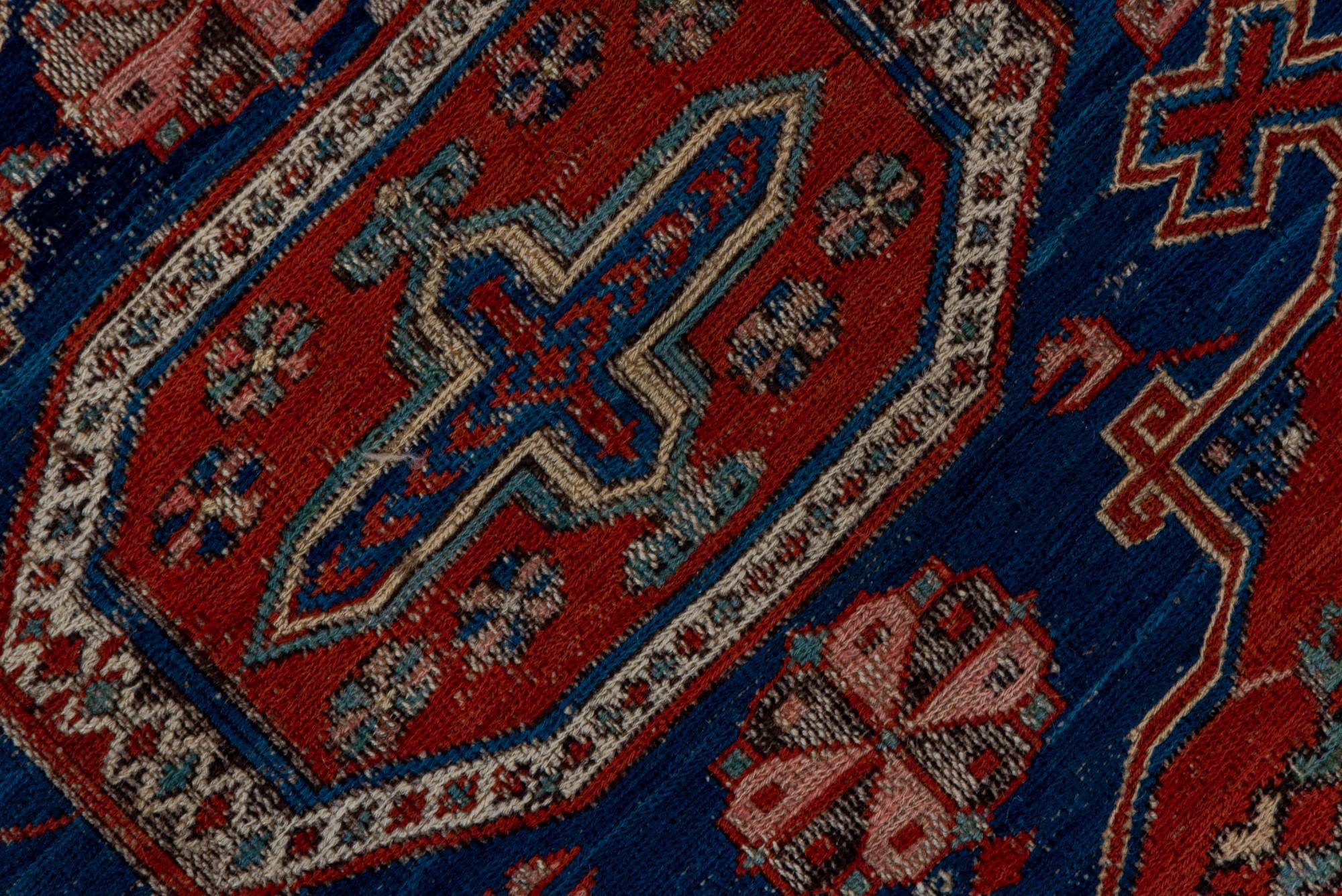 Tapis Kuba ancien avec champ rouge et motifs de rosettes Bon état - En vente à New York, NY