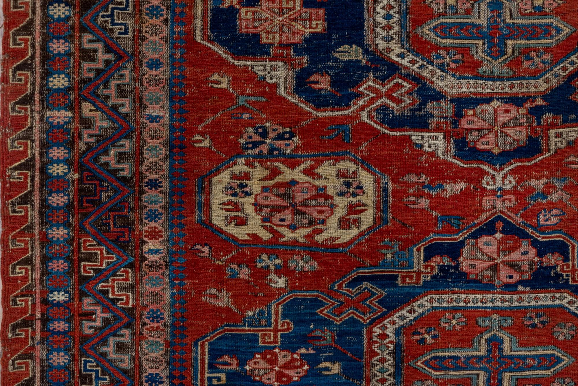 20ième siècle Tapis Kuba ancien avec champ rouge et motifs de rosettes en vente
