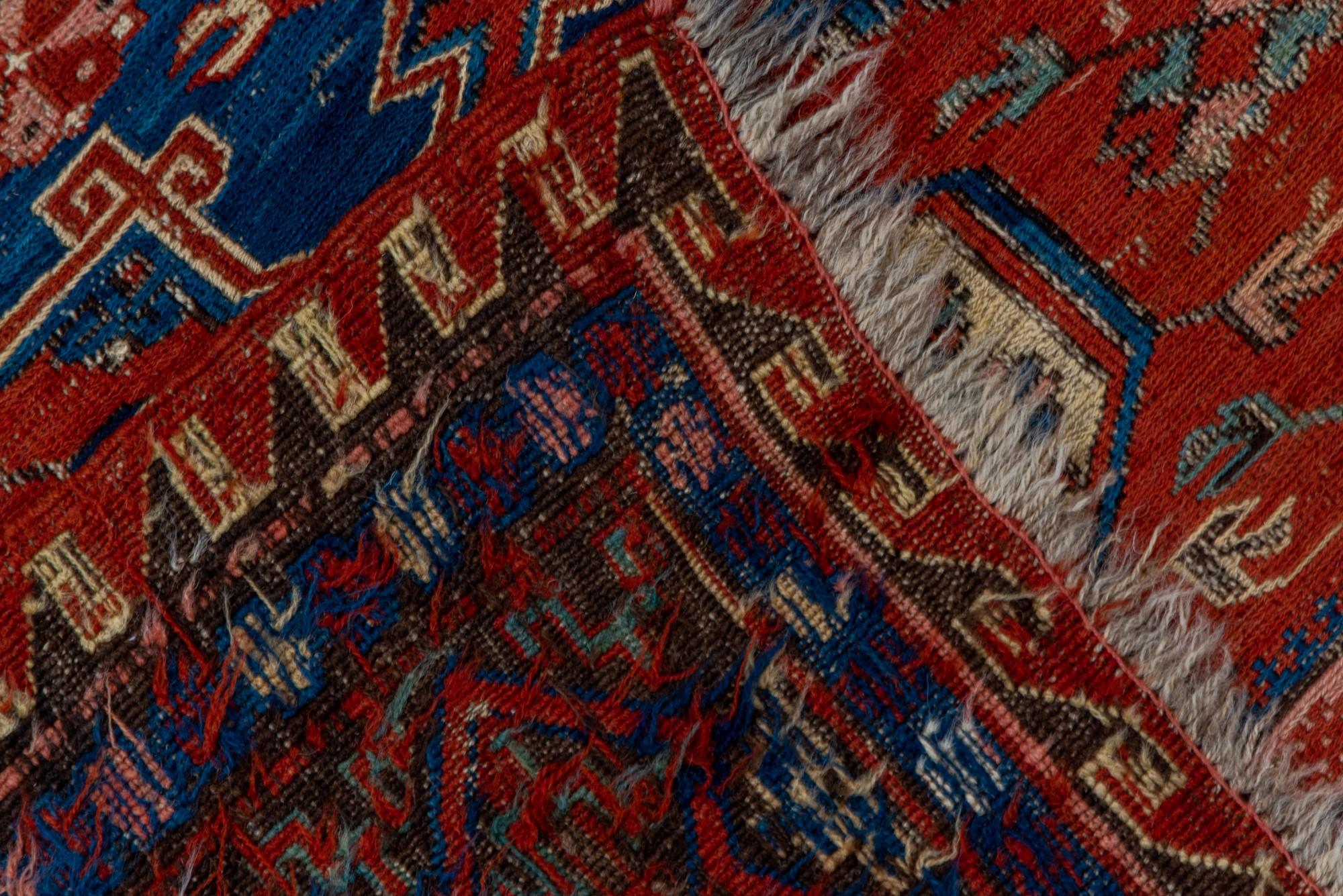 Laine Tapis Kuba ancien avec champ rouge et motifs de rosettes en vente