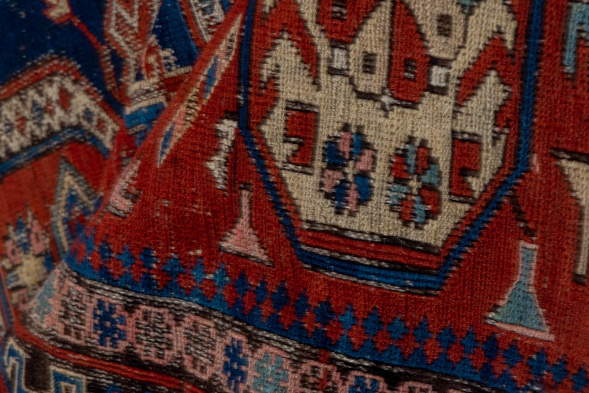 Tapis Kuba ancien avec champ rouge et motifs de rosettes en vente 1