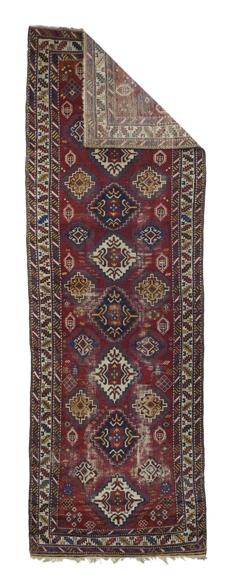 Antique Kuba Runner 4'2'' x 12'6''. Les Turcs azéris habitent la région de Kuba, dans le centre-ouest du Caucase caspien, et tissent une grande variété de tapis géométriques, de chemins de table, de longs tapis et de niches (pièces de prière), dans