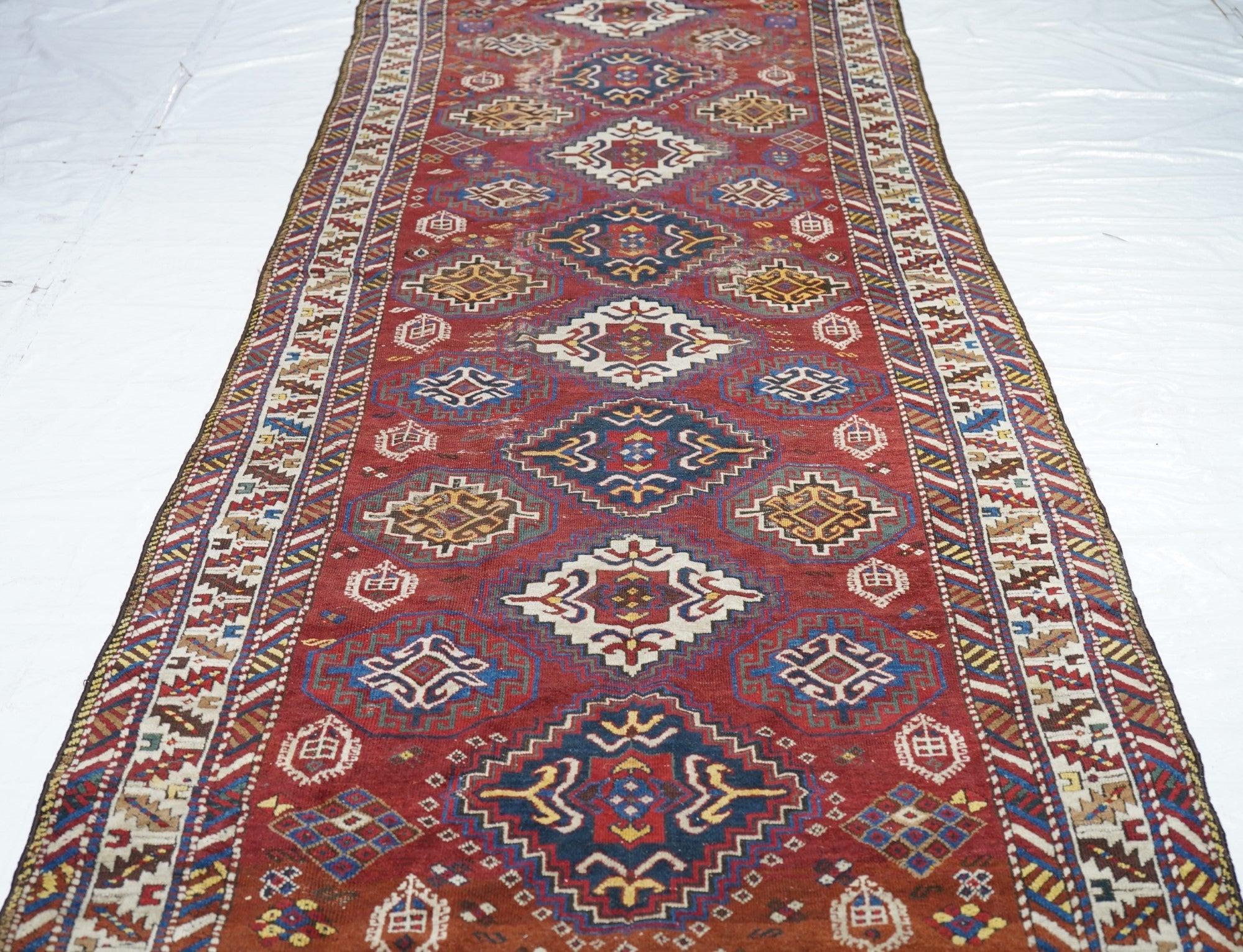 Tapis de couloir Kuba ancien 4'2'' x 12'6'' Bon état - En vente à New York, NY