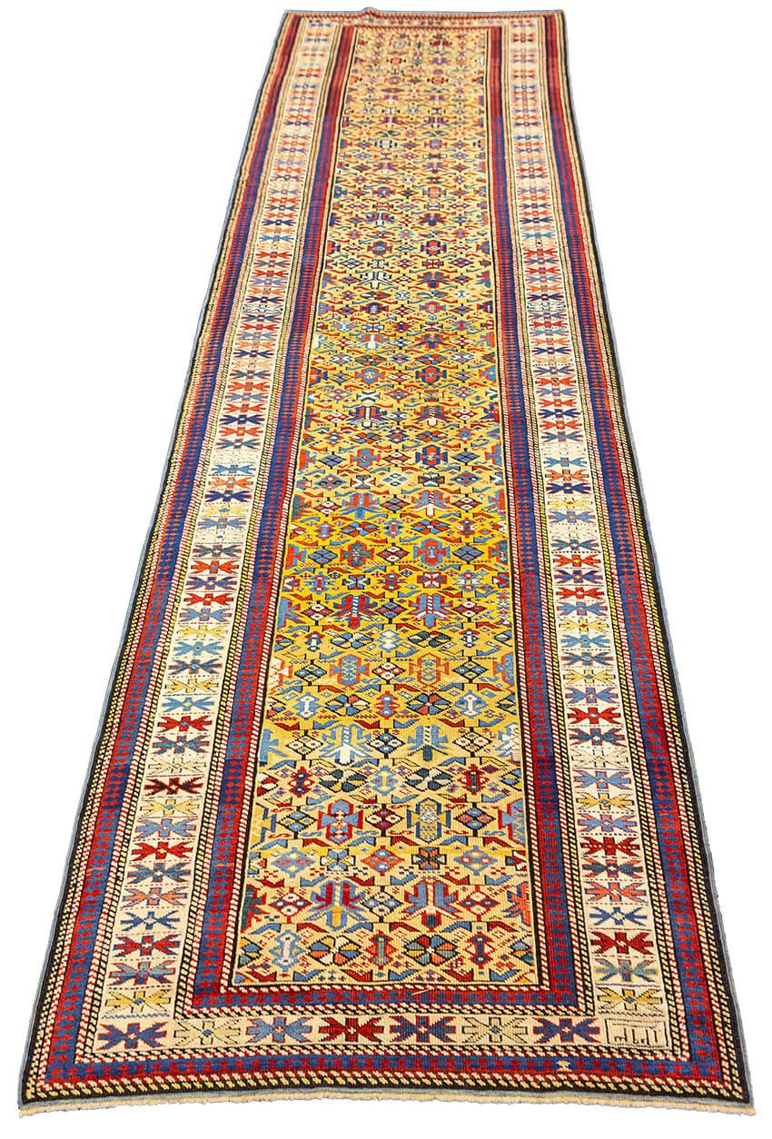 Entrez dans un monde d'élégance intemporelle et de richesse culturelle avec notre chemin de table Antique Kuba, doté d'un champ d'or resplendissant orné d'un design spécial et d'une palette de couleurs captivante. Mesurant 80 x 340 cm, ce chemin de