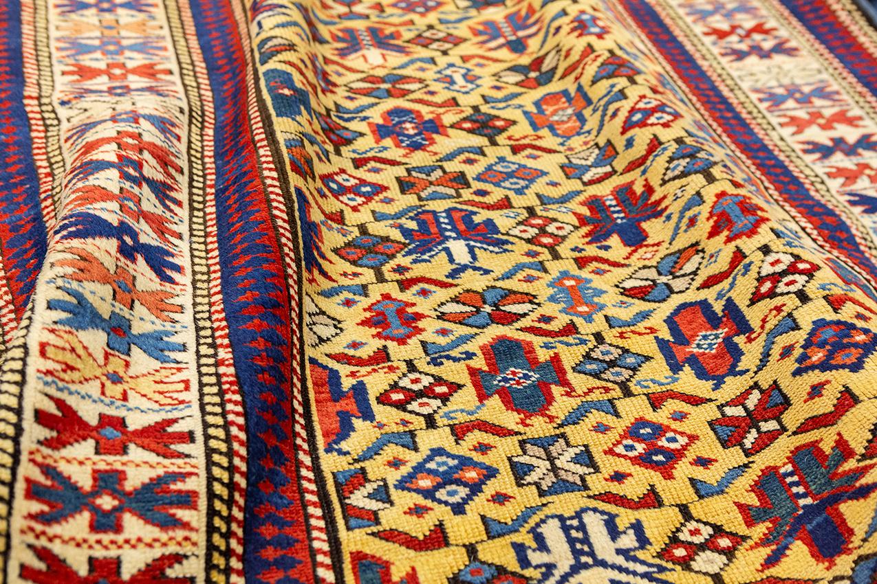 Laine Tapis de couloir Kuba ancien caucasien en or en vente