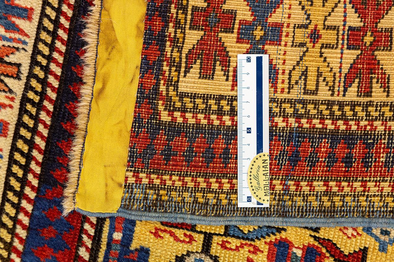 Tapis de couloir Kuba ancien caucasien en or en vente 1