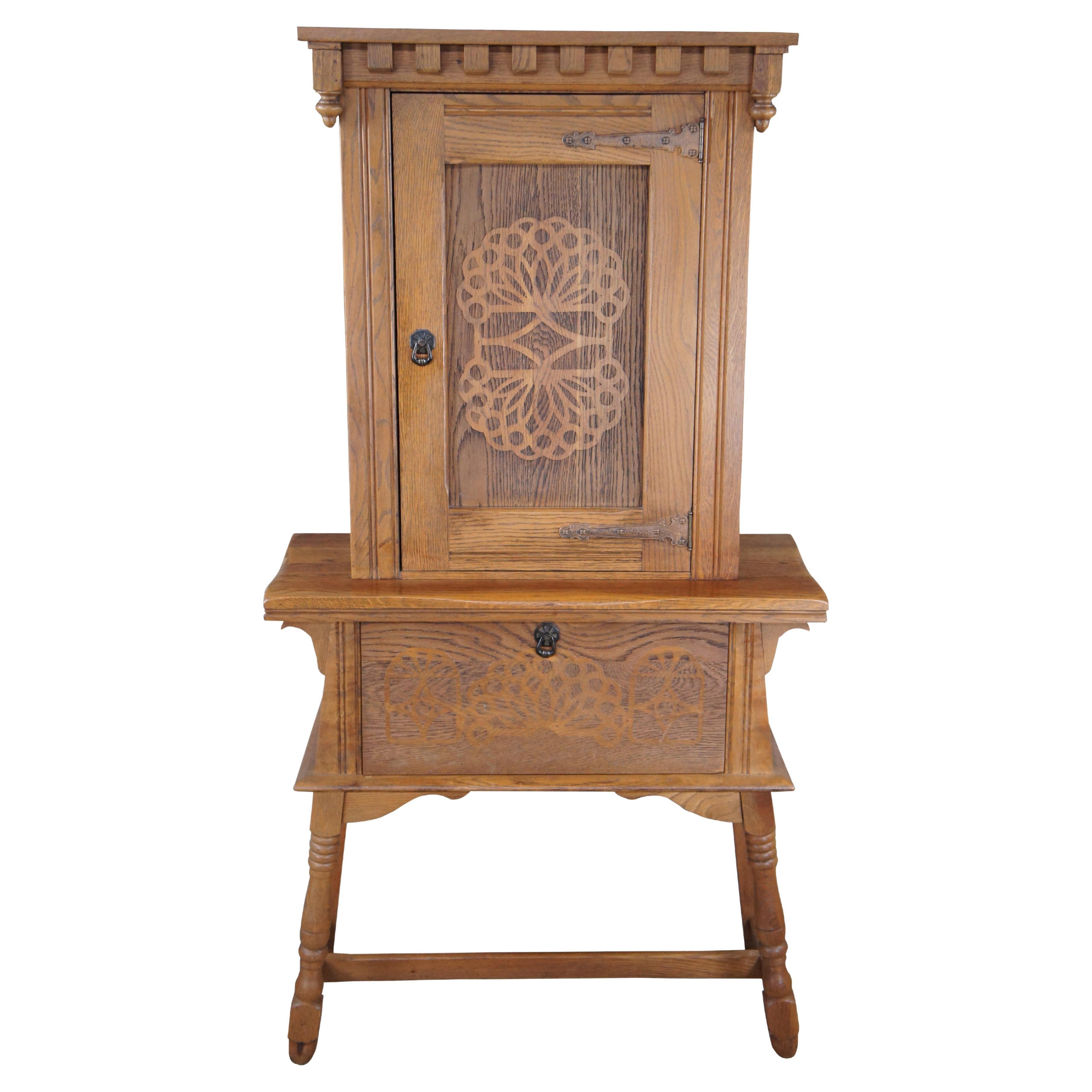 Mueble antiguo Kuchins artes y oficios vitrina / armario / barra seca / conejera.  De roble, con puerta de paneles tallados con largas bisagras de cobre martillado que se abre a estantes con ranuras para platos, un cajón grande con separador de