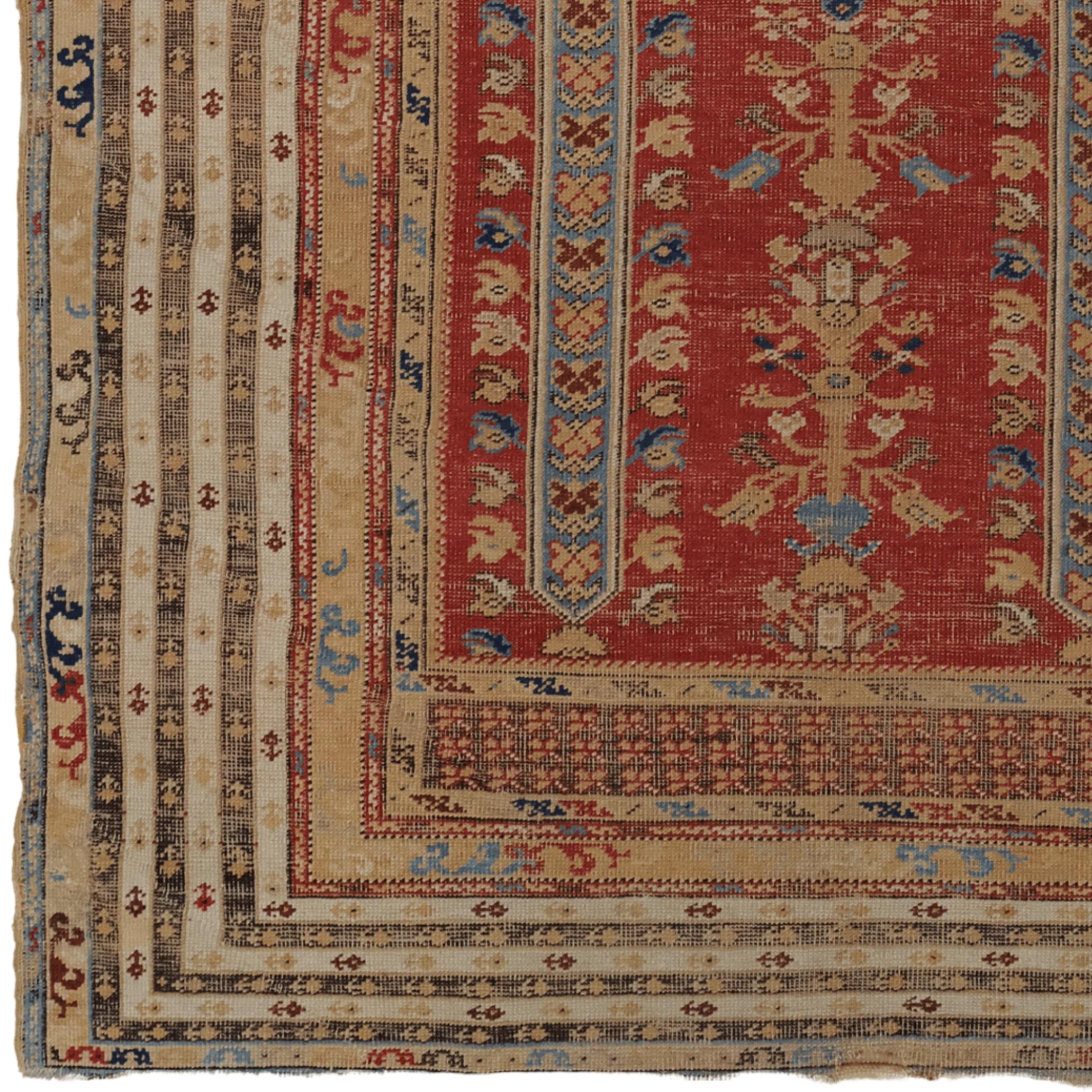 Periodo: Fine del XVIII secolo
Dimensioni: 130 x 192 cm
Regione: Kula, Regione Egea, Impero Ottomano

Questo elegante tappeto Kula con nicchia di preghiera è stato meticolosamente tessuto alla fine del XVIII secolo nel distretto di Kula, nella