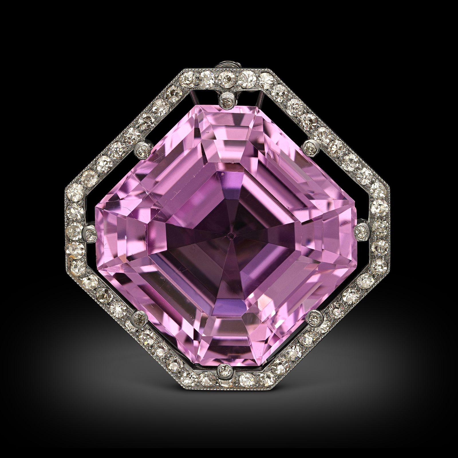 Zusammenfassung:
Antike Kunzit & Diamant Halskette/Brosche
Beschreibung:
Eine edwardianische Kunzit- und Diamant-Anhänger-Halskette mit abnehmbarer Broschenhalterung, um 1910. Der stufenförmig geschliffene Kunzit ist von einem Rahmen aus Diamanten