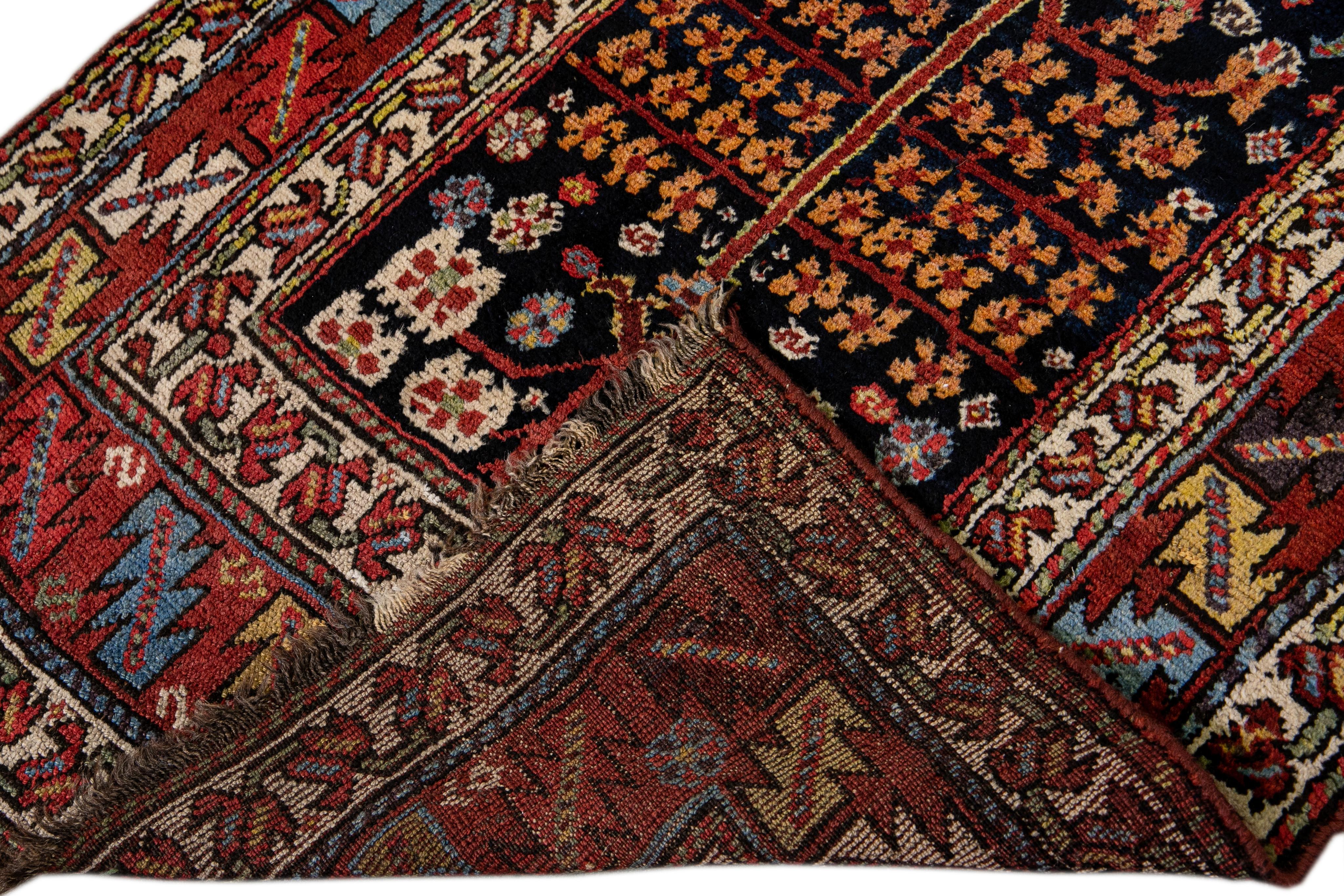 Wunderschöner, antiker, handgeknüpfter türkischer Kurden-Läufer mit dunkelblauem Feld und mehrfarbigem Blumenmuster allover. 

Dieser Teppich misst 3'2