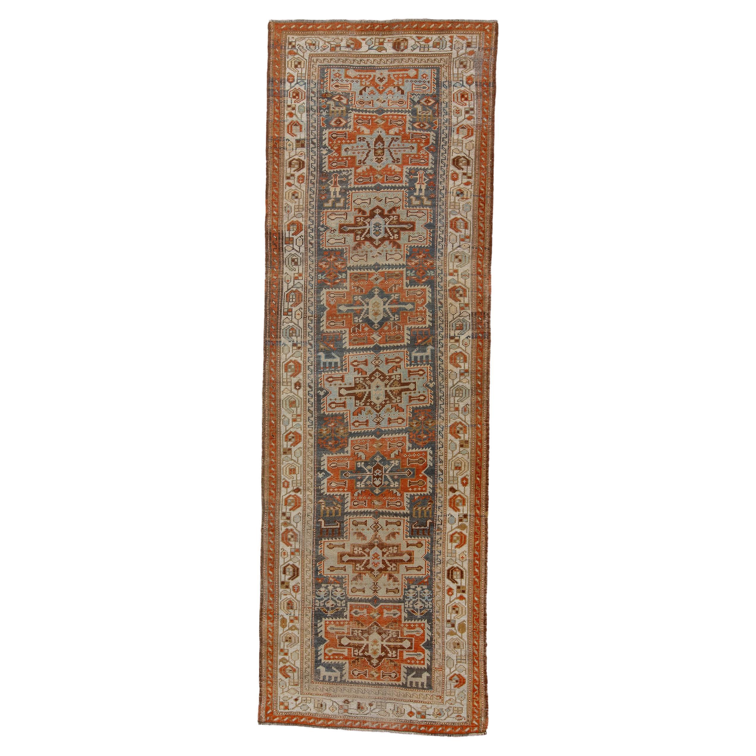Tapis de couloir kurde ancien avec champs et médaillons de croix bleus foncés
