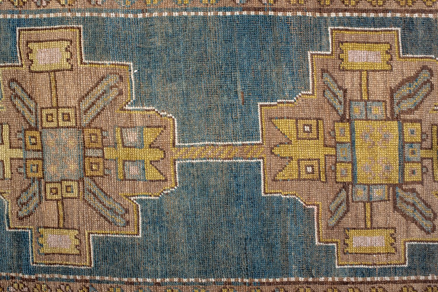 Perse Tapis de couloir kurde ancien avec terrain en ardoise et médaillon à la pointe en vente