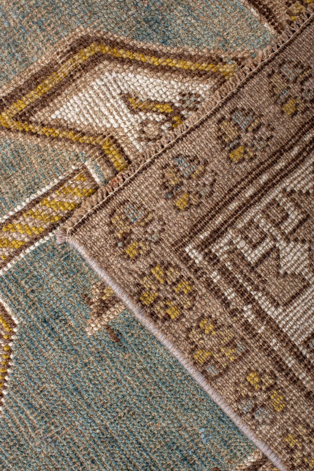Tapis de couloir kurde ancien avec terrain en ardoise et médaillon à la pointe Bon état - En vente à New York, NY