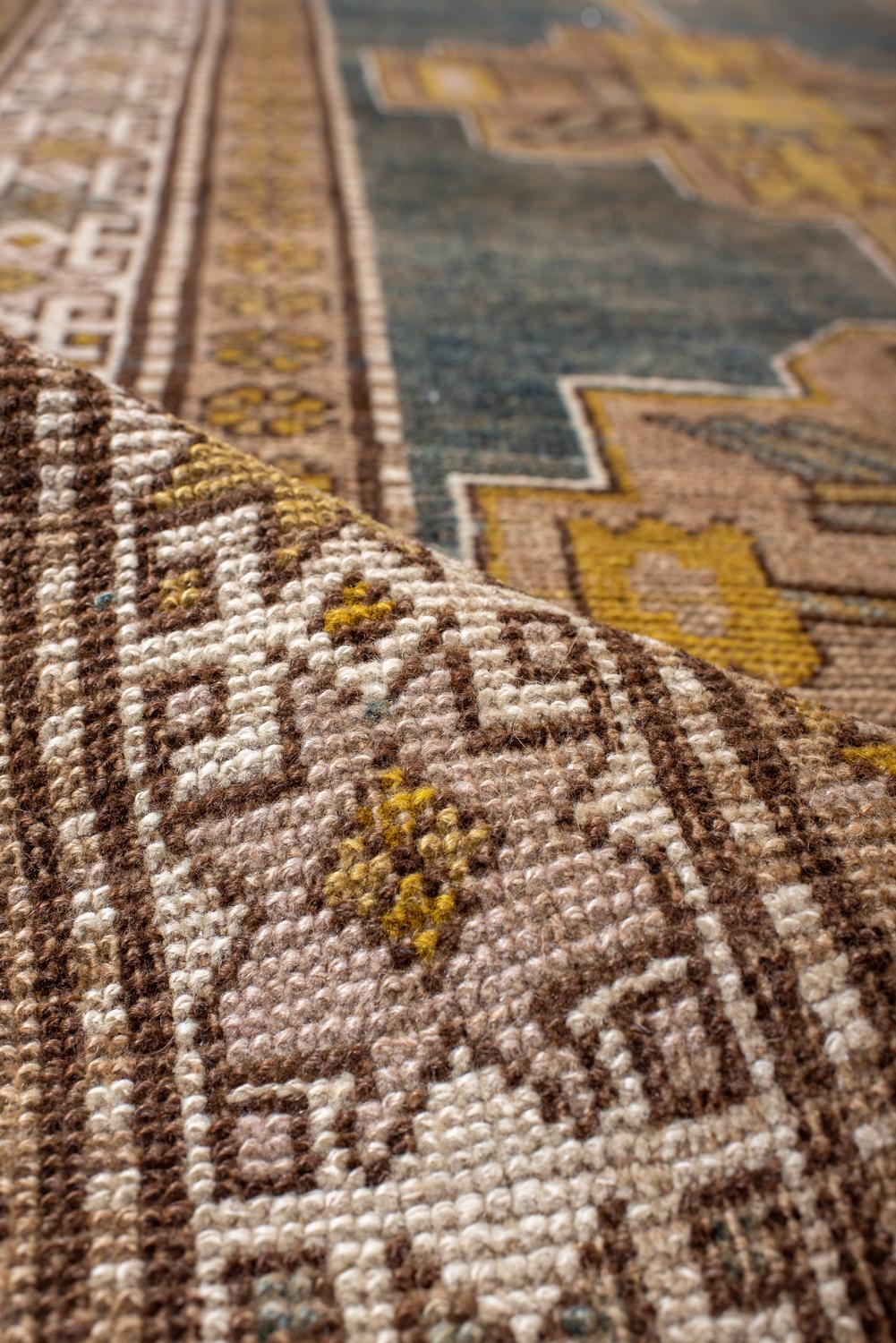 20ième siècle Tapis de couloir kurde ancien avec terrain en ardoise et médaillon à la pointe en vente