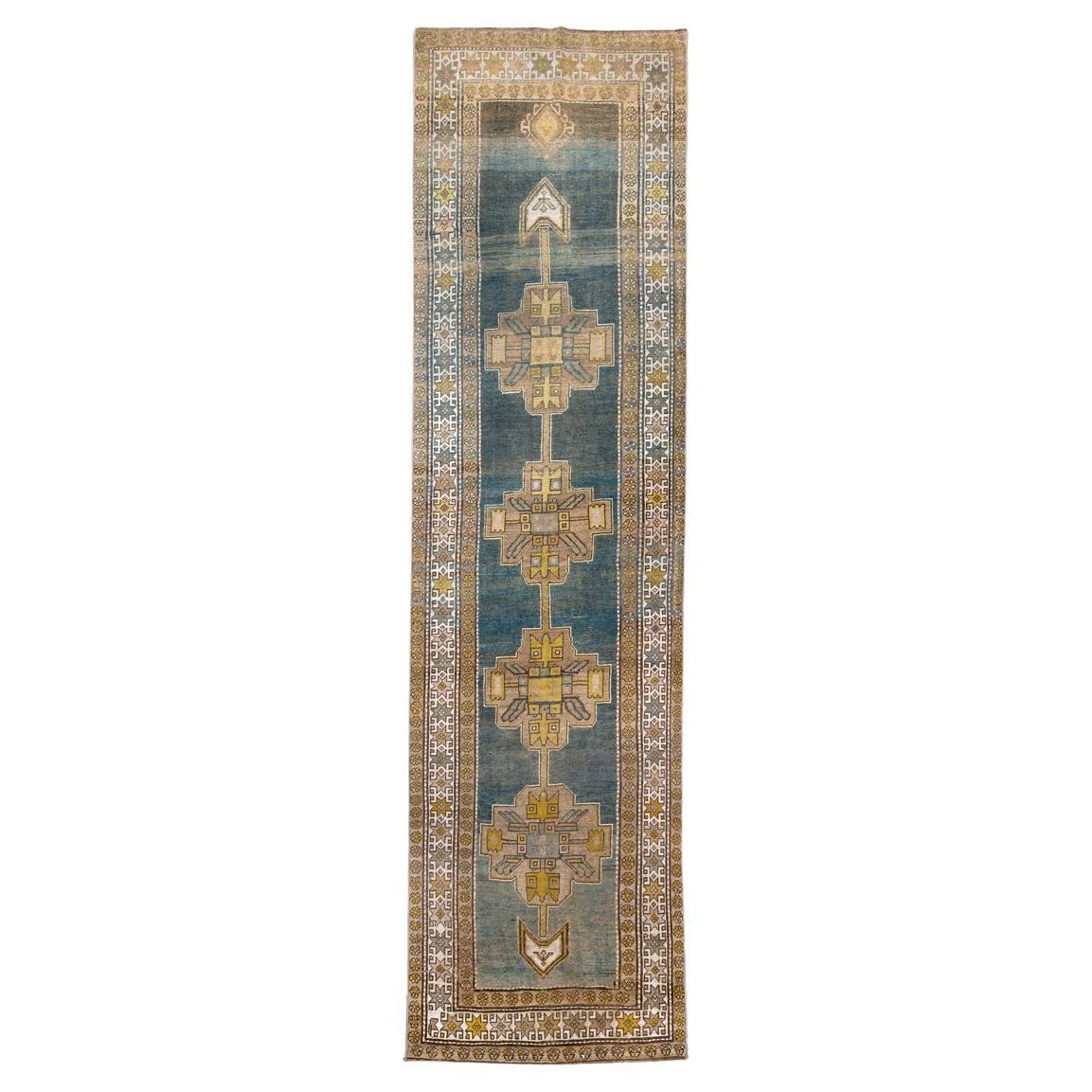 Tapis de couloir kurde ancien avec terrain en ardoise et médaillon à la pointe