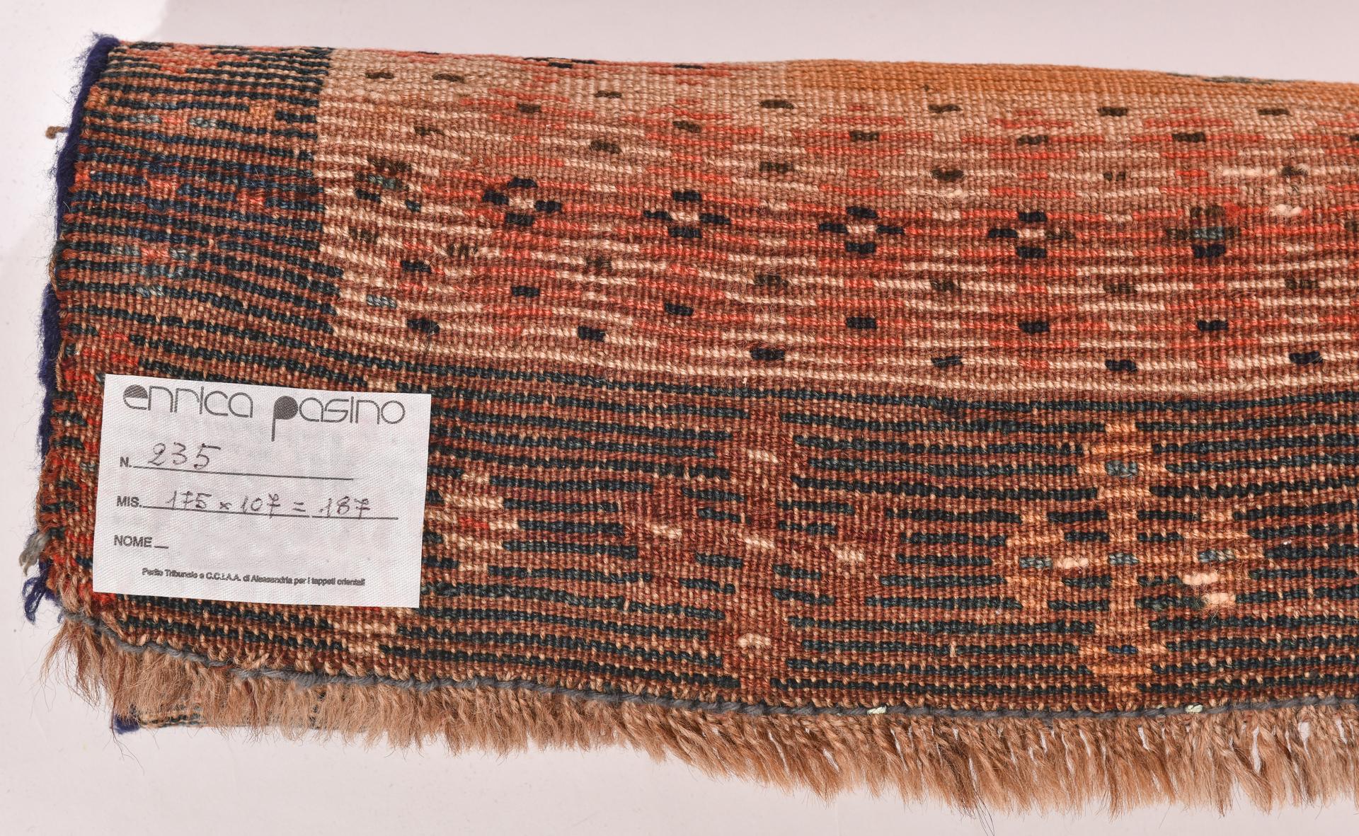 nr. 235 - Collection privée ----
Un ancien tapis des nomades du Kurdestan : I+I.
Je lui trouve une élégance sobre sans pareille. Il fait partie de ma collection privée et c'est la première fois que je le montre.
Cette année, j'ai essayé de me