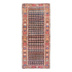 Tapis de couloir de galerie kurde ancien au motif géométrique sur fond bleu