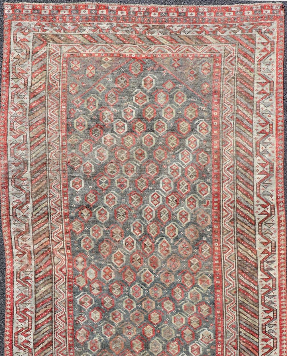 Antiker Kurdischer Galerie-Läufer mit All-Over-Stammes-Design   4'9 x 13'0 im Angebot 2