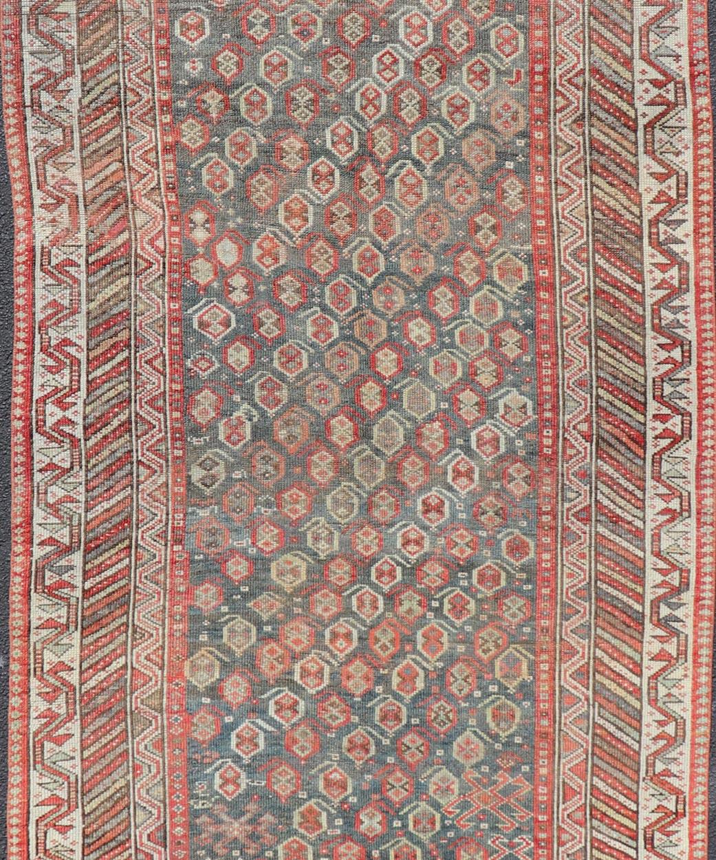 Antiker Kurdischer Galerie-Läufer mit All-Over-Stammes-Design   4'9 x 13'0 im Angebot 3