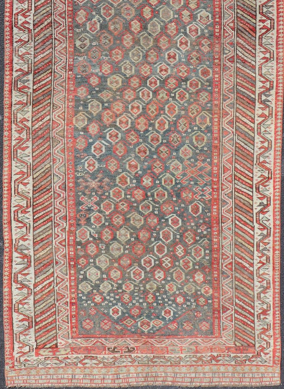 Antiker Kurdischer Galerie-Läufer mit All-Over-Stammes-Design   4'9 x 13'0 im Angebot 4