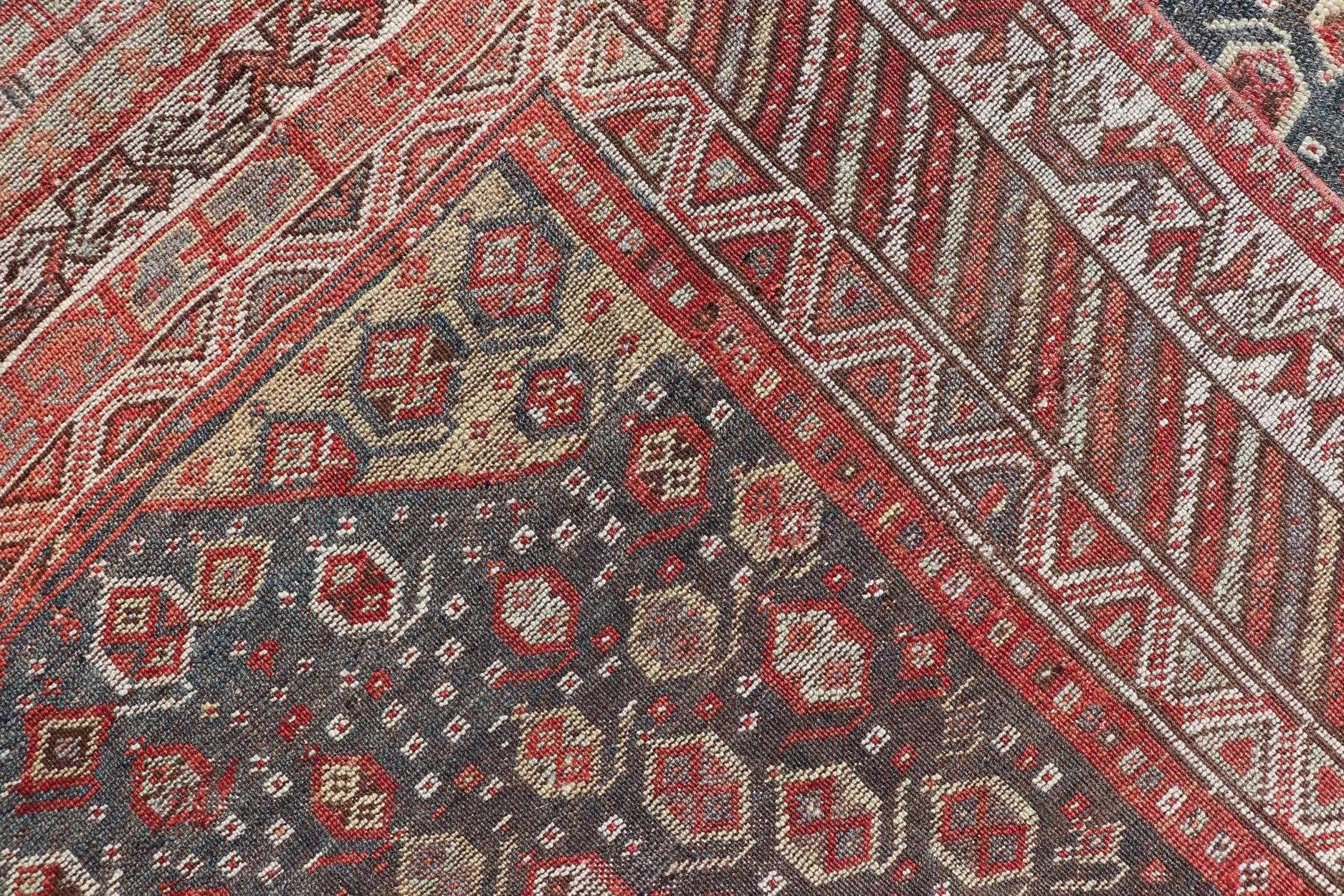 Antiker kurdischer Galerieläufer aus Wolle in sanften Tönen mit durchgehendem Tribal-Muster. Keivan Woven Arts / Teppich/EMB-22225-15470, Herkunftsland / Art: Iran / Kurdisch, um 1910.
Maße: 4'9 x 13'0 
Dieser antike persisch-kurdische Galerieläufer
