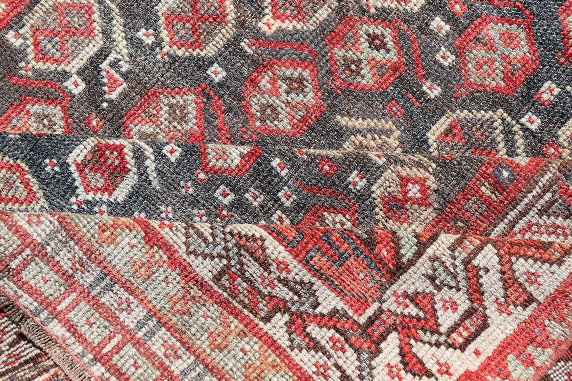 Antiker Kurdischer Galerie-Läufer mit All-Over-Stammes-Design   4'9 x 13'0 (Malayer) im Angebot