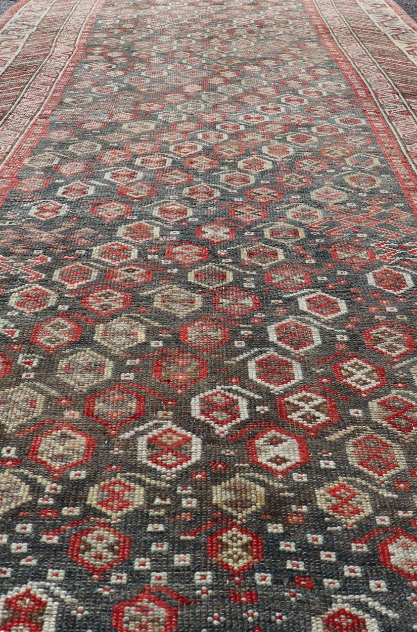 Antiker Kurdischer Galerie-Läufer mit All-Over-Stammes-Design   4'9 x 13'0 (Persisch) im Angebot