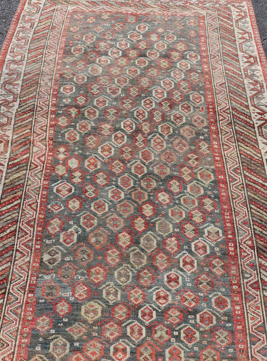 Antiker Kurdischer Galerie-Läufer mit All-Over-Stammes-Design   4'9 x 13'0 (Handgeknüpft) im Angebot