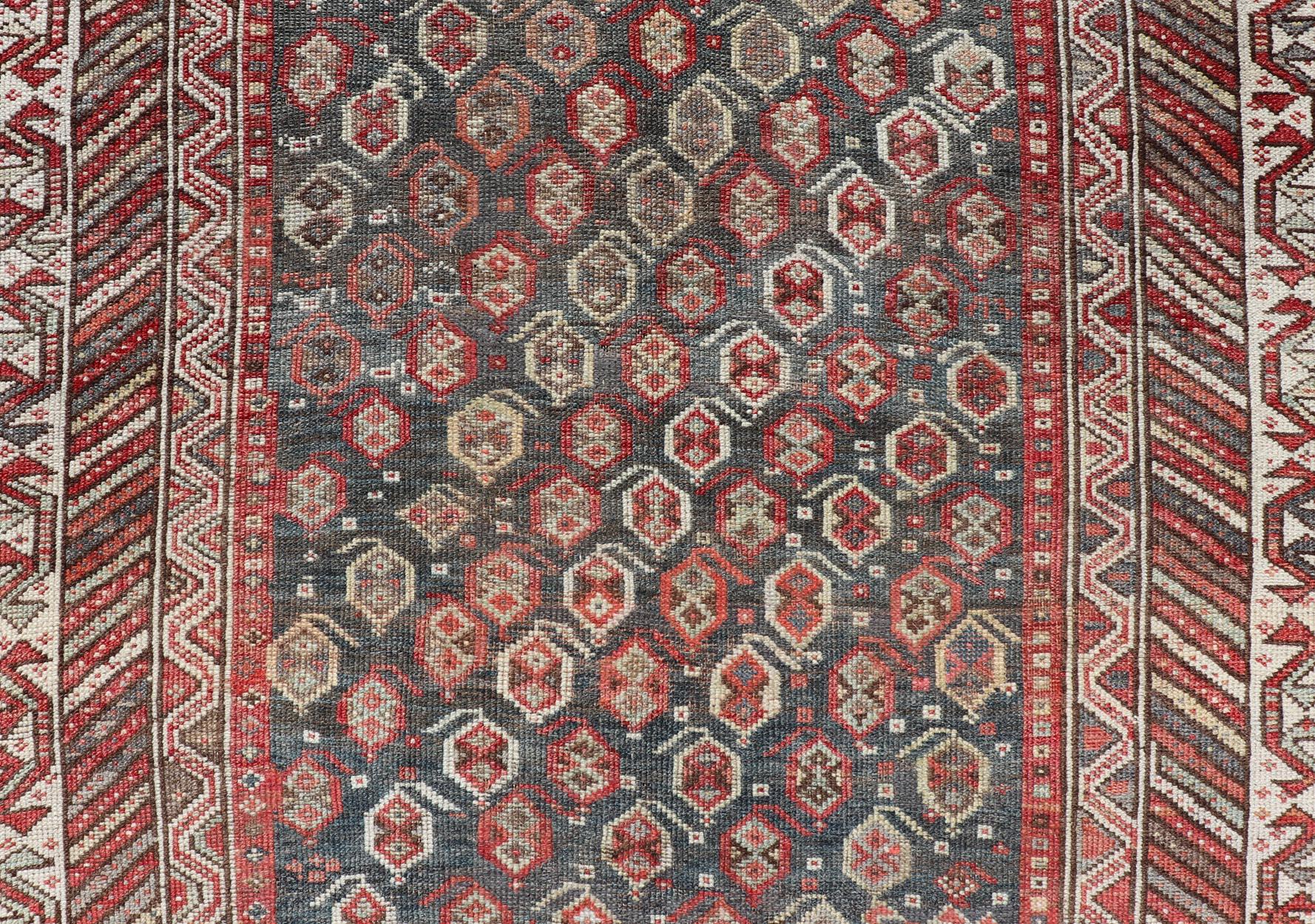 Antiker Kurdischer Galerie-Läufer mit All-Over-Stammes-Design   4'9 x 13'0 im Zustand „Gut“ im Angebot in Atlanta, GA