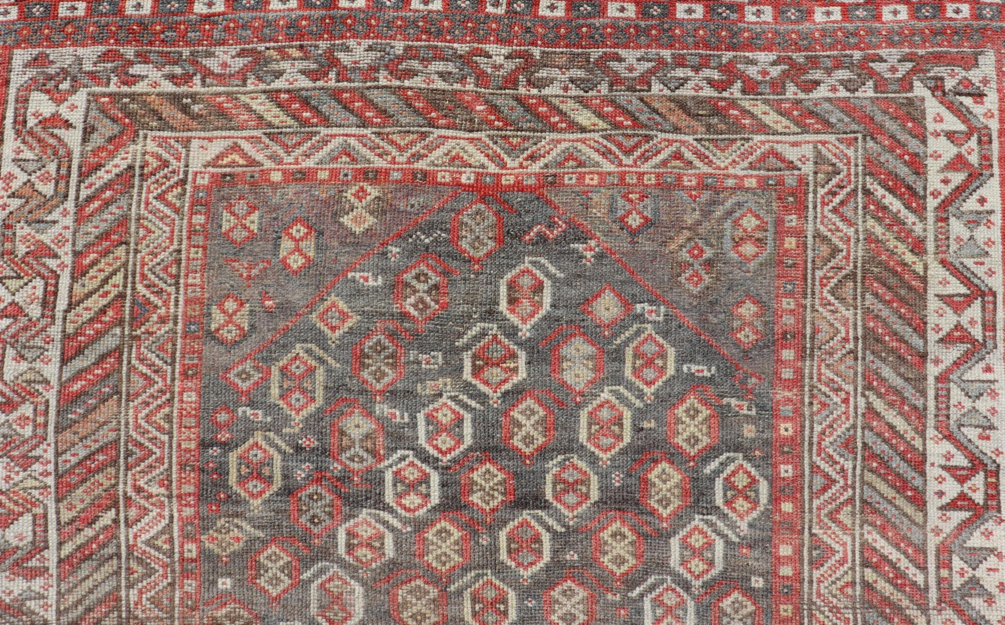 Antiker Kurdischer Galerie-Läufer mit All-Over-Stammes-Design   4'9 x 13'0 (20. Jahrhundert) im Angebot