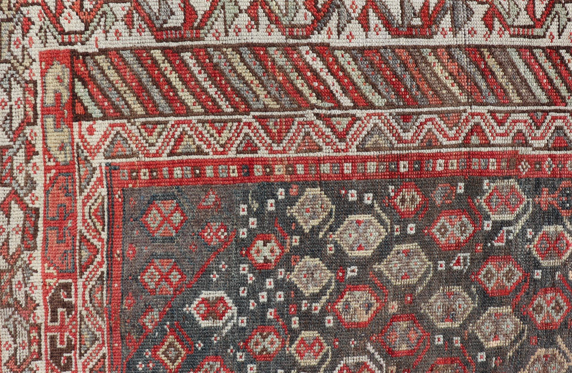 Antiker Kurdischer Galerie-Läufer mit All-Over-Stammes-Design   4'9 x 13'0 (Wolle) im Angebot