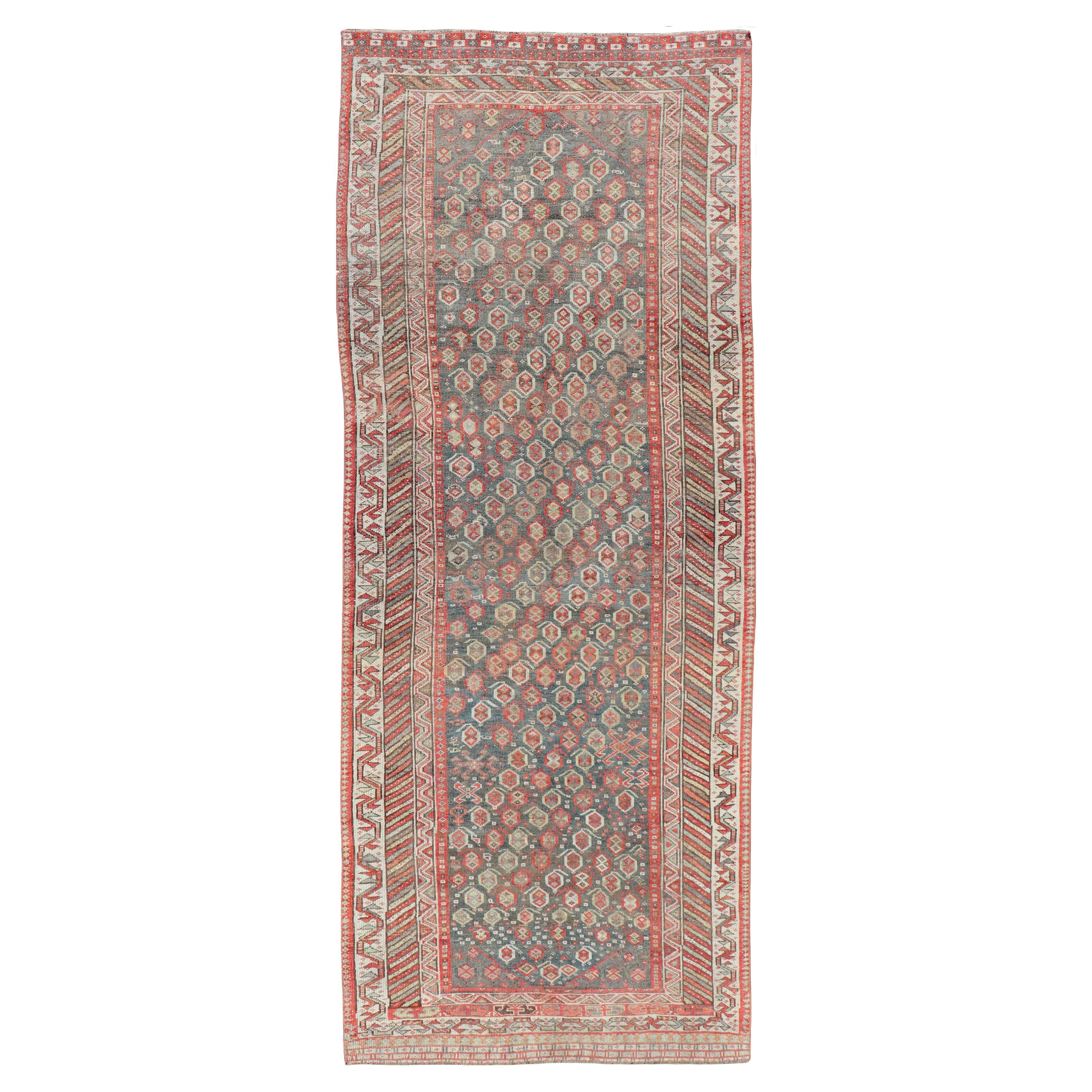 Antiker Kurdischer Galerie-Läufer mit All-Over-Stammes-Design   4'9 x 13'0