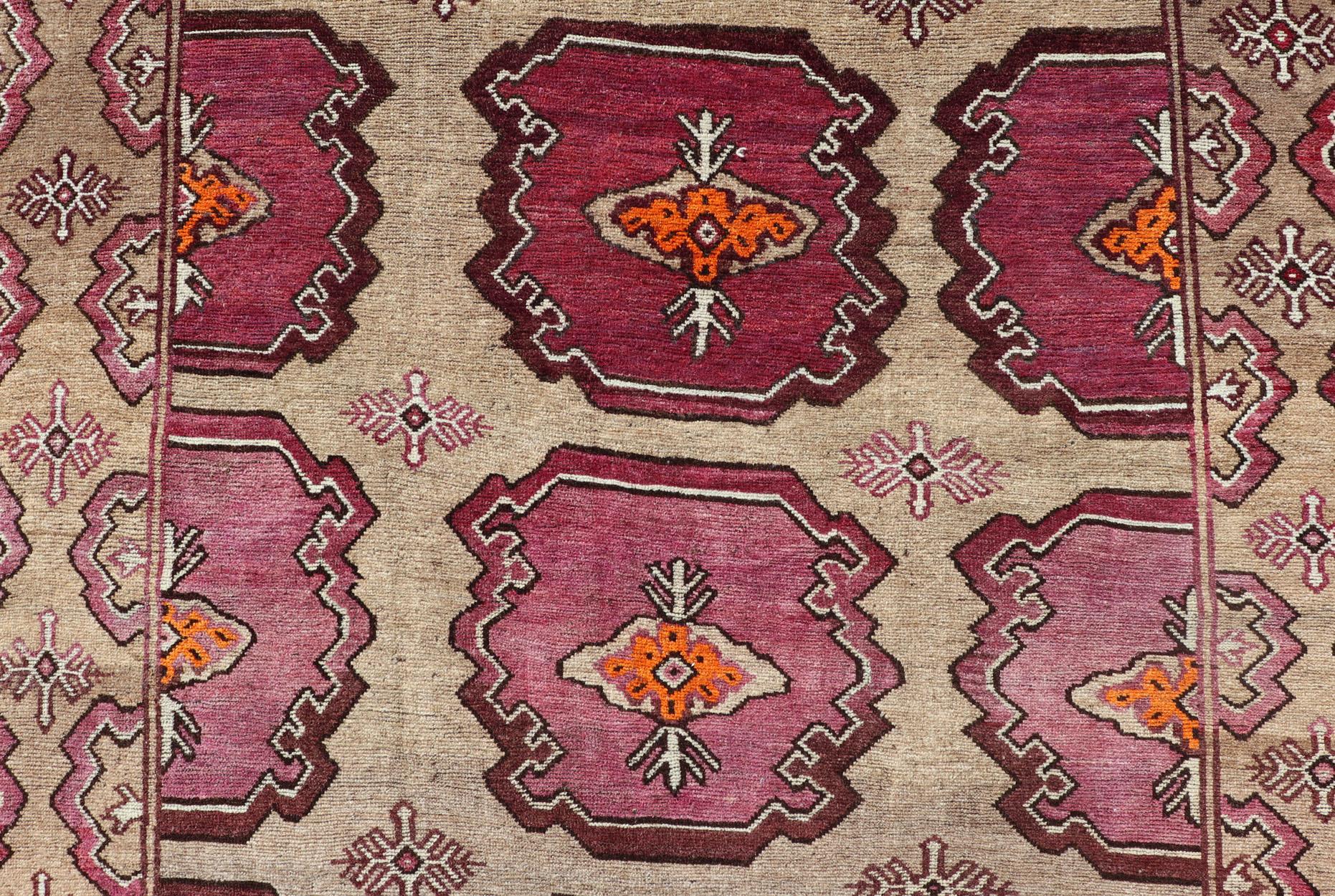 Camino de Mesa Antiguo Kurdo con Diseño Tribal en Medallones Repetidos en venta 3